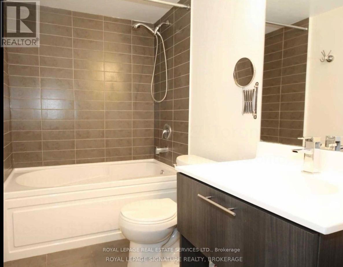 527 - 120 Dallimore Circle, Toronto, ON - Indoor Photo Showing Bathroom