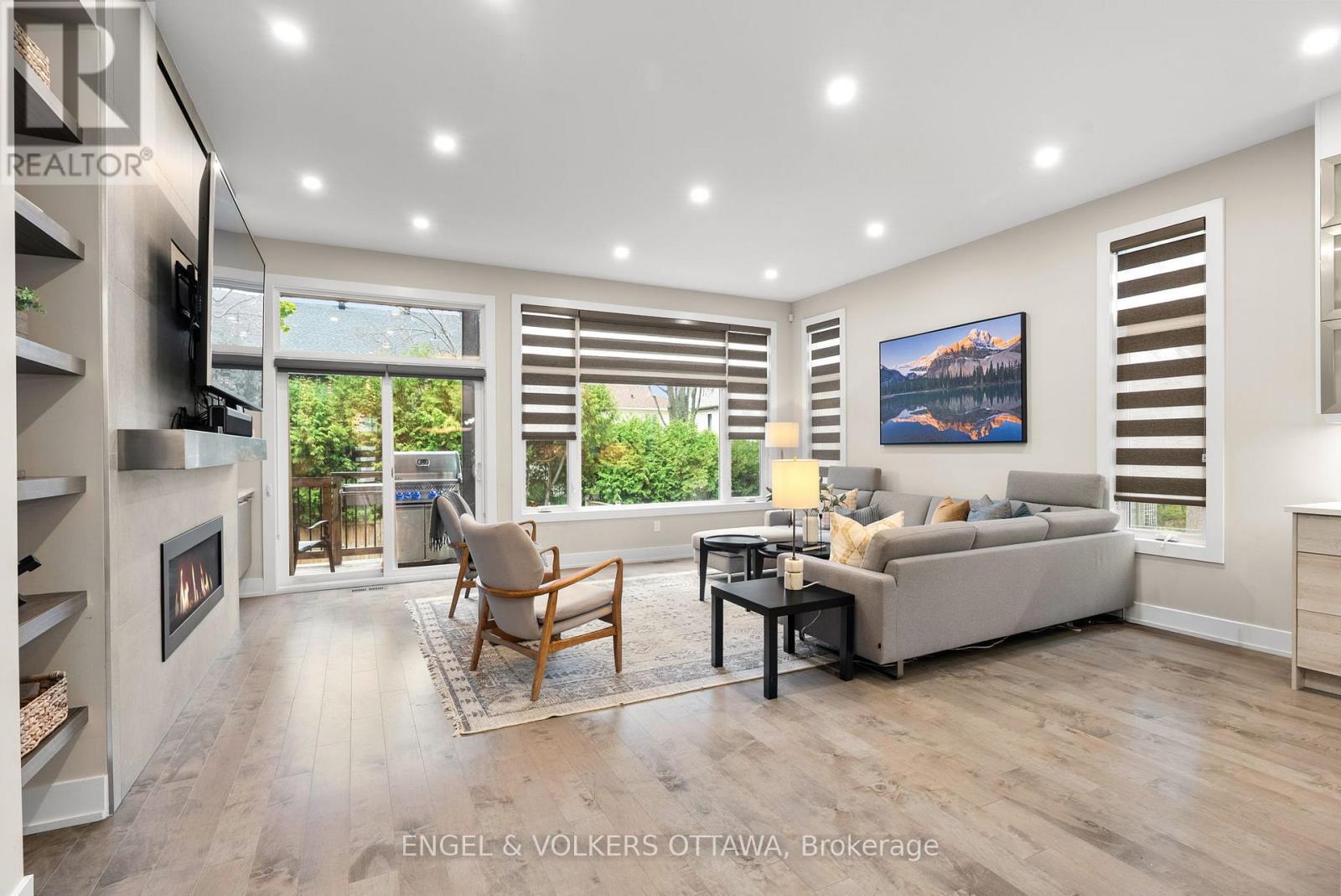 190 Northwestern Avenue, Ottawa, ON - Indoor Photo Showing Living Room With Fireplace