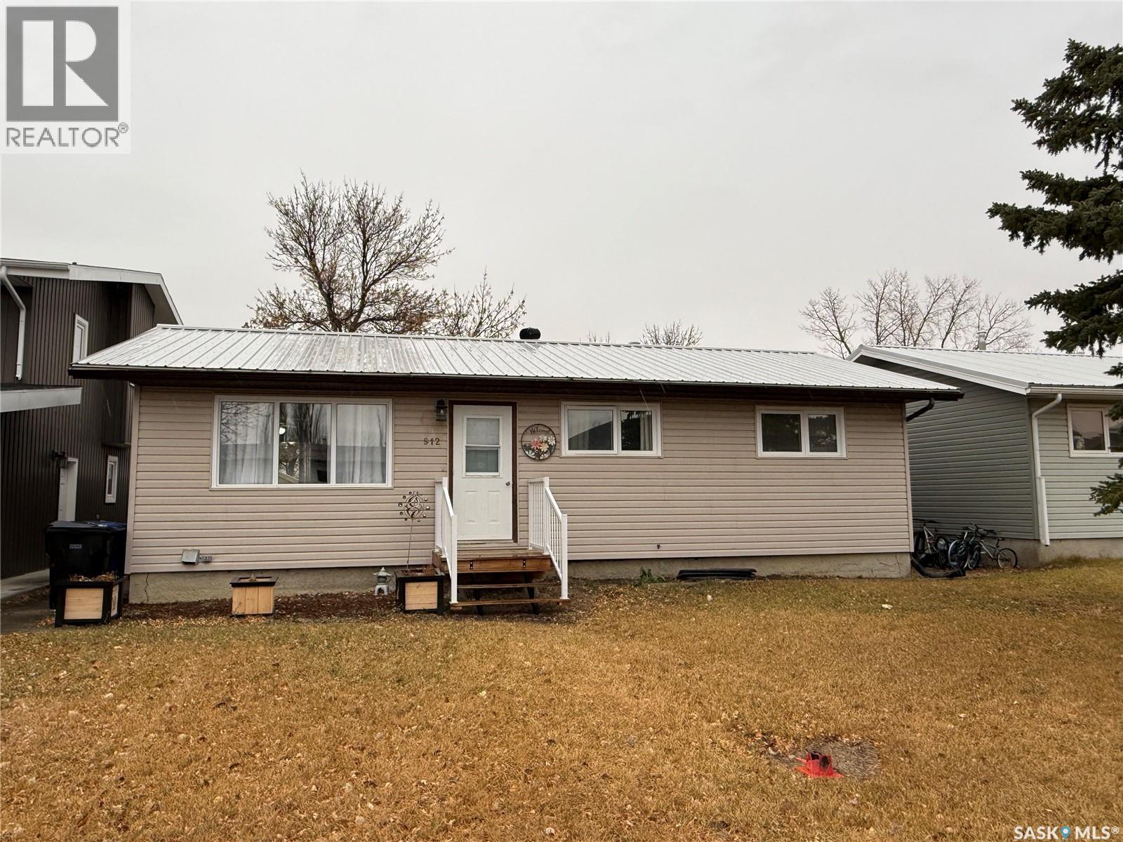 912 Larson Crescent, Eston, SK - Outdoor
