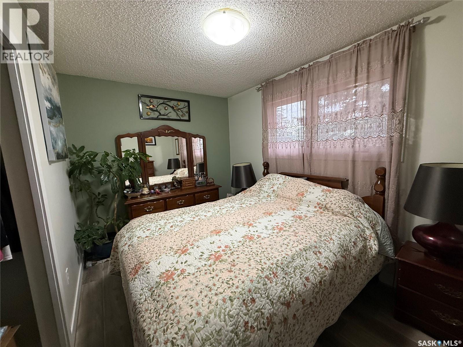 912 Larson Crescent, Eston, SK - Indoor Photo Showing Bedroom