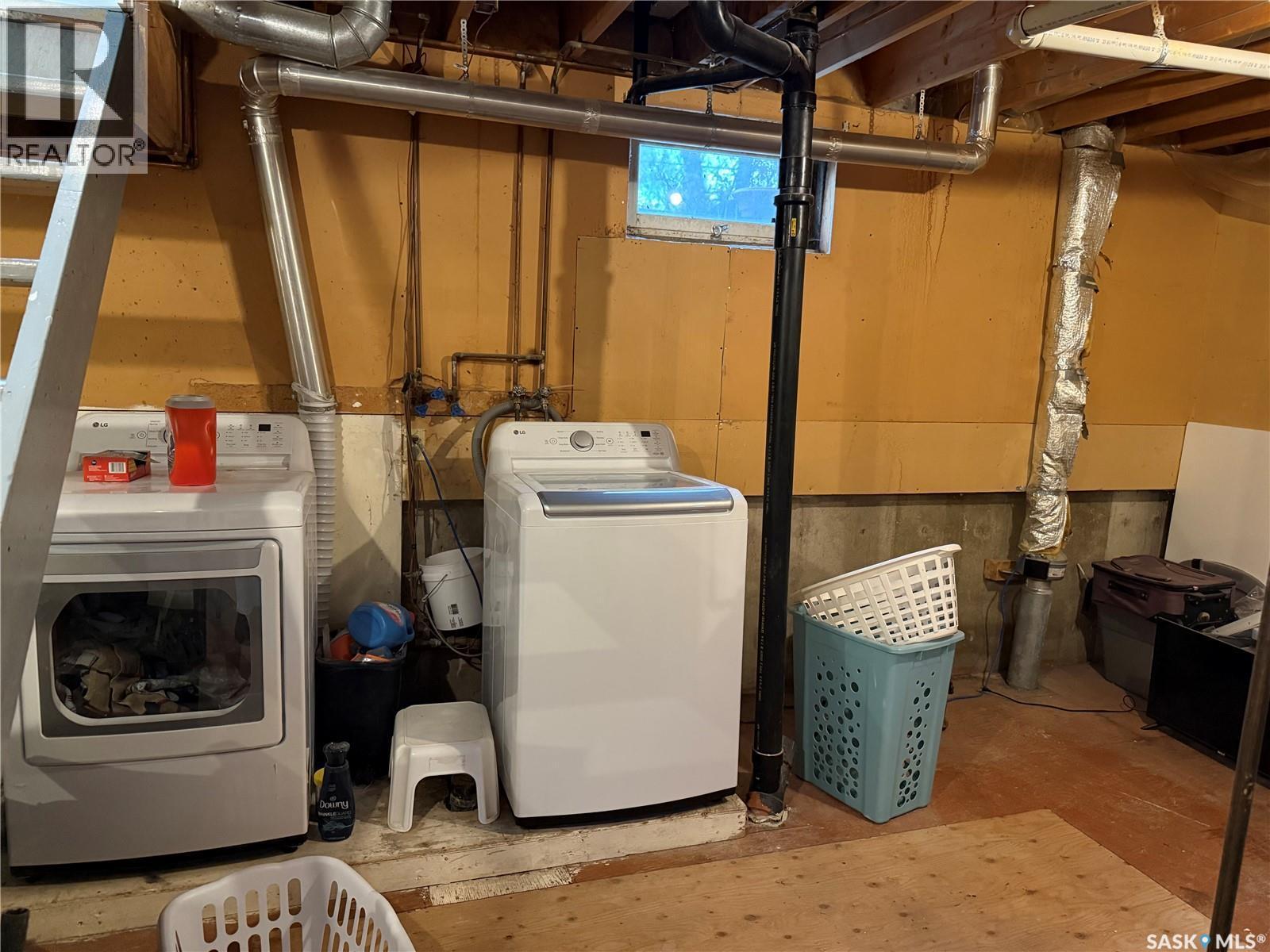 912 Larson Crescent, Eston, SK - Indoor Photo Showing Laundry Room
