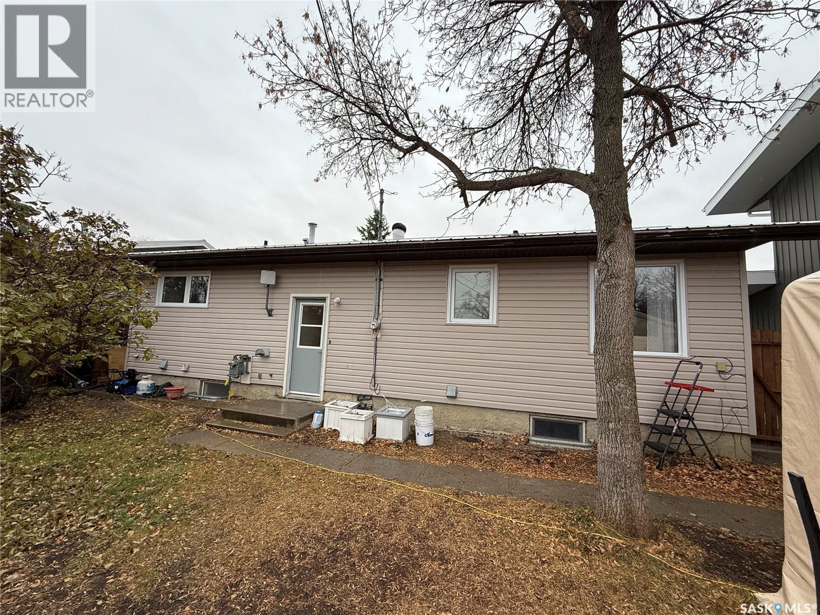 912 Larson Crescent, Eston, SK - Outdoor With Exterior