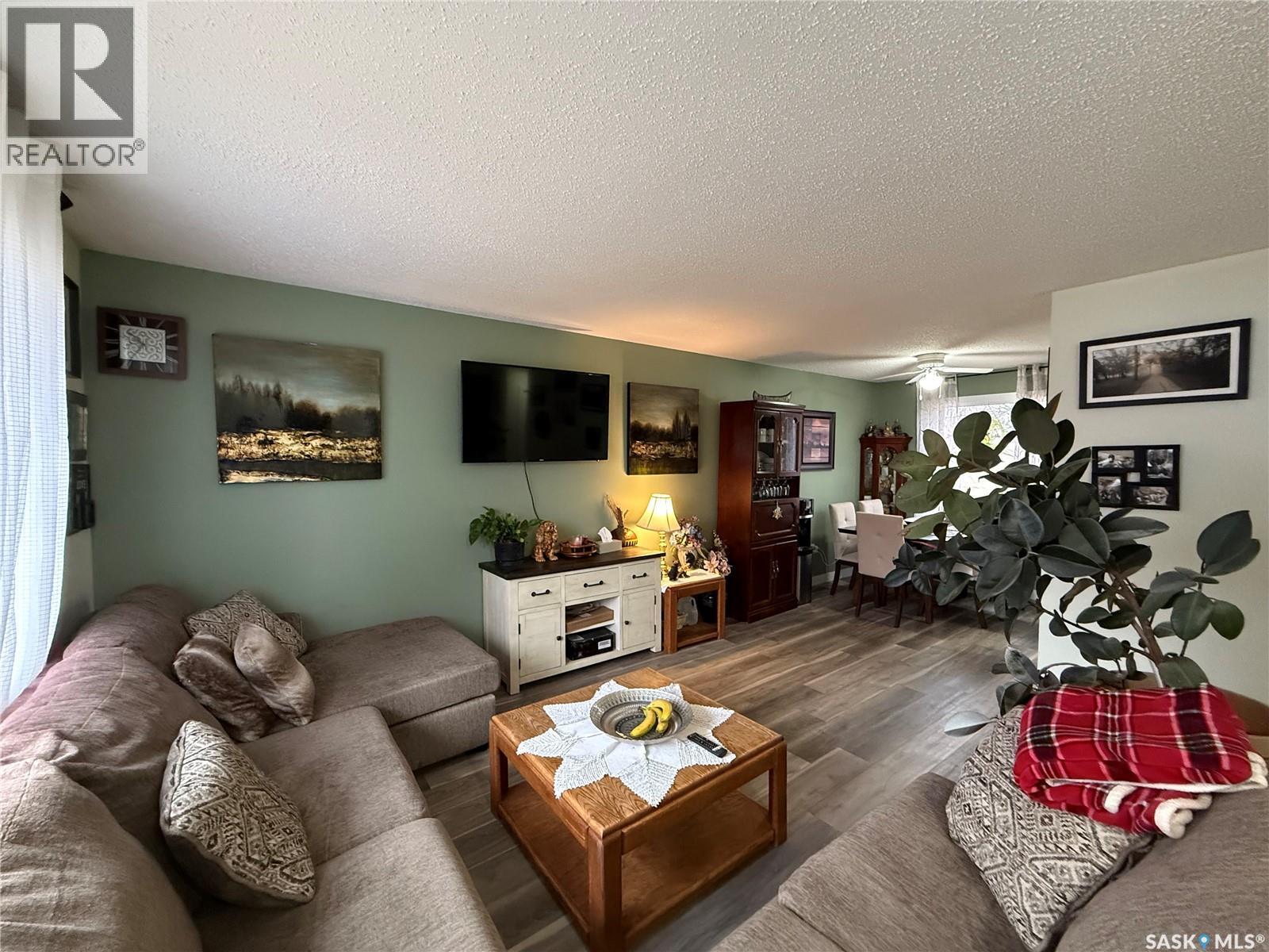912 Larson Crescent, Eston, SK - Indoor Photo Showing Living Room