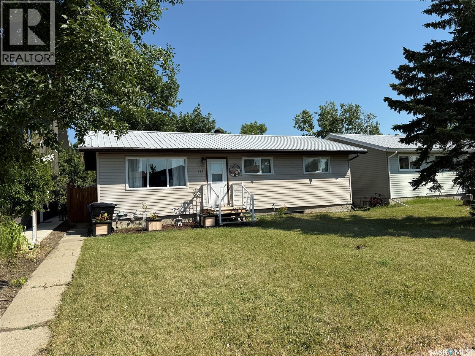 912 Larson Crescent, Eston, SK - Outdoor