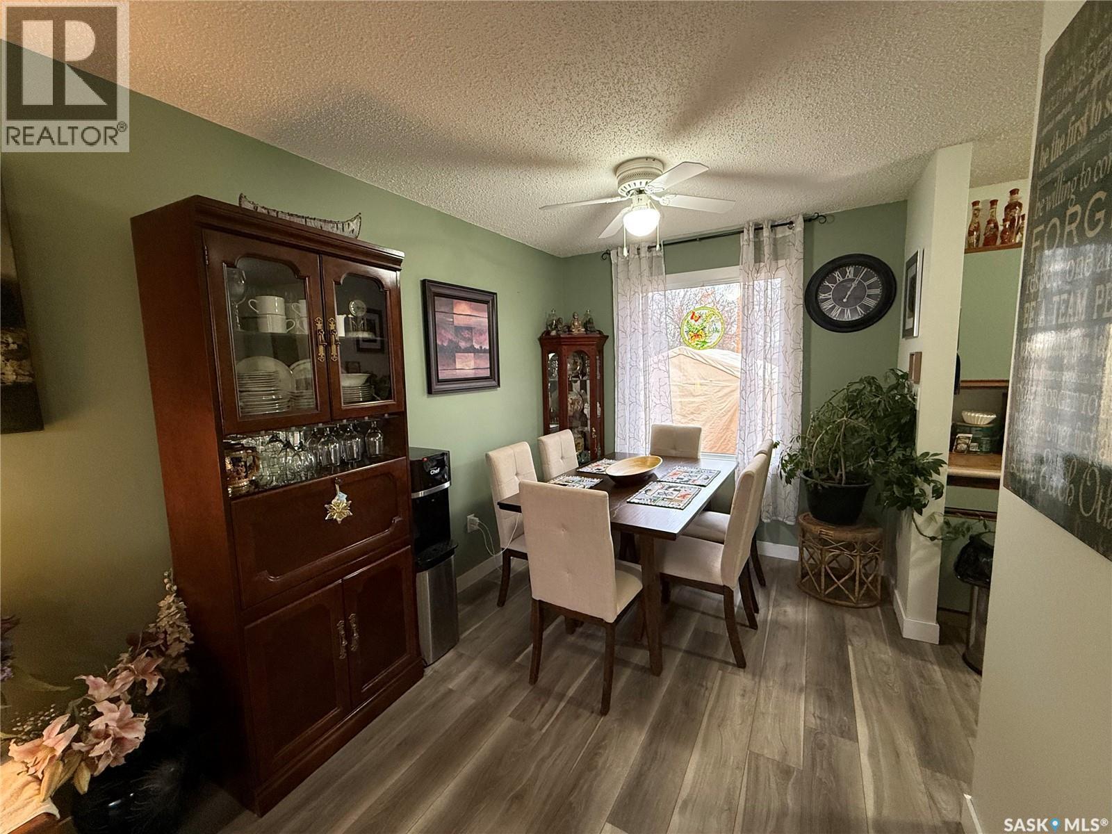 912 Larson Crescent, Eston, SK - Indoor Photo Showing Dining Room