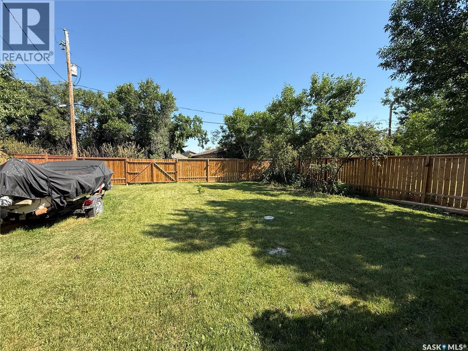 912 Larson Crescent, Eston, SK - Outdoor With Backyard