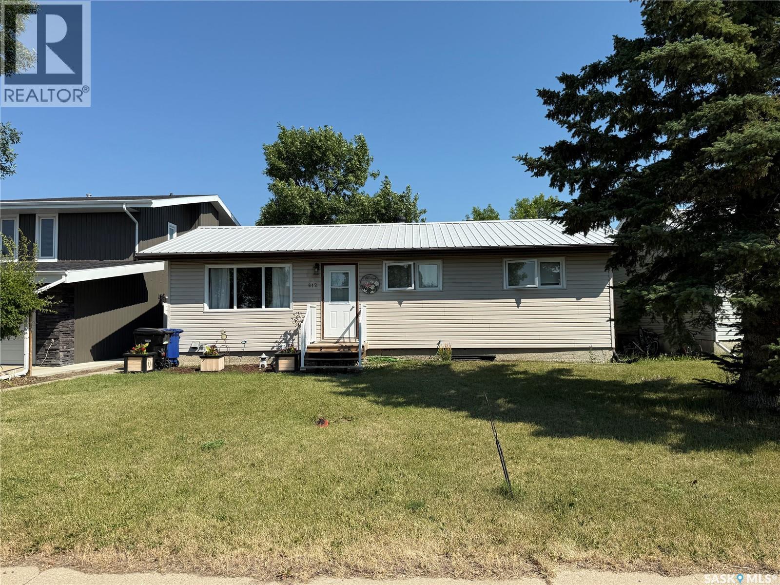 912 Larson Crescent, Eston, SK - Outdoor
