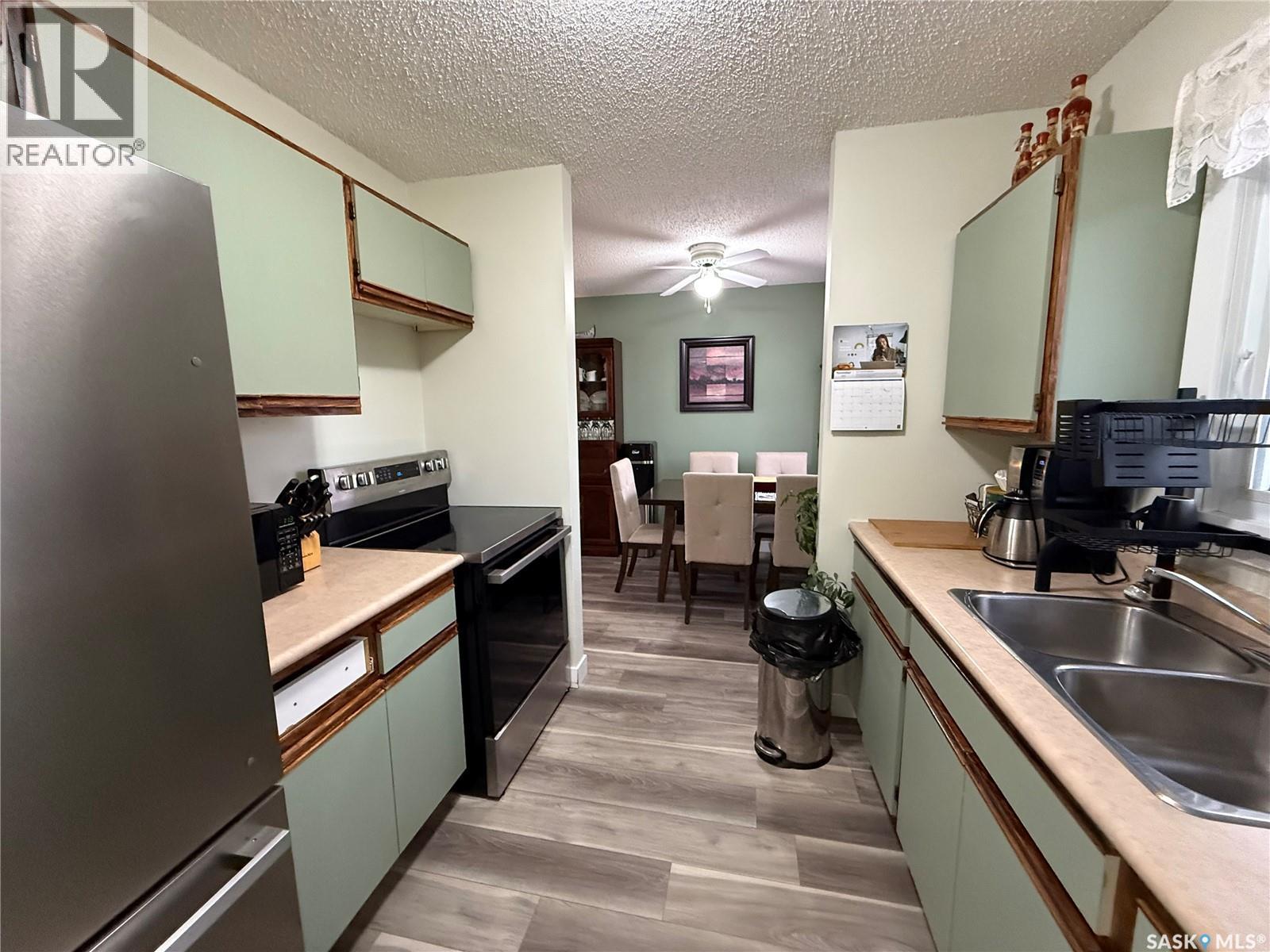 912 Larson Crescent, Eston, SK - Indoor Photo Showing Kitchen With Double Sink