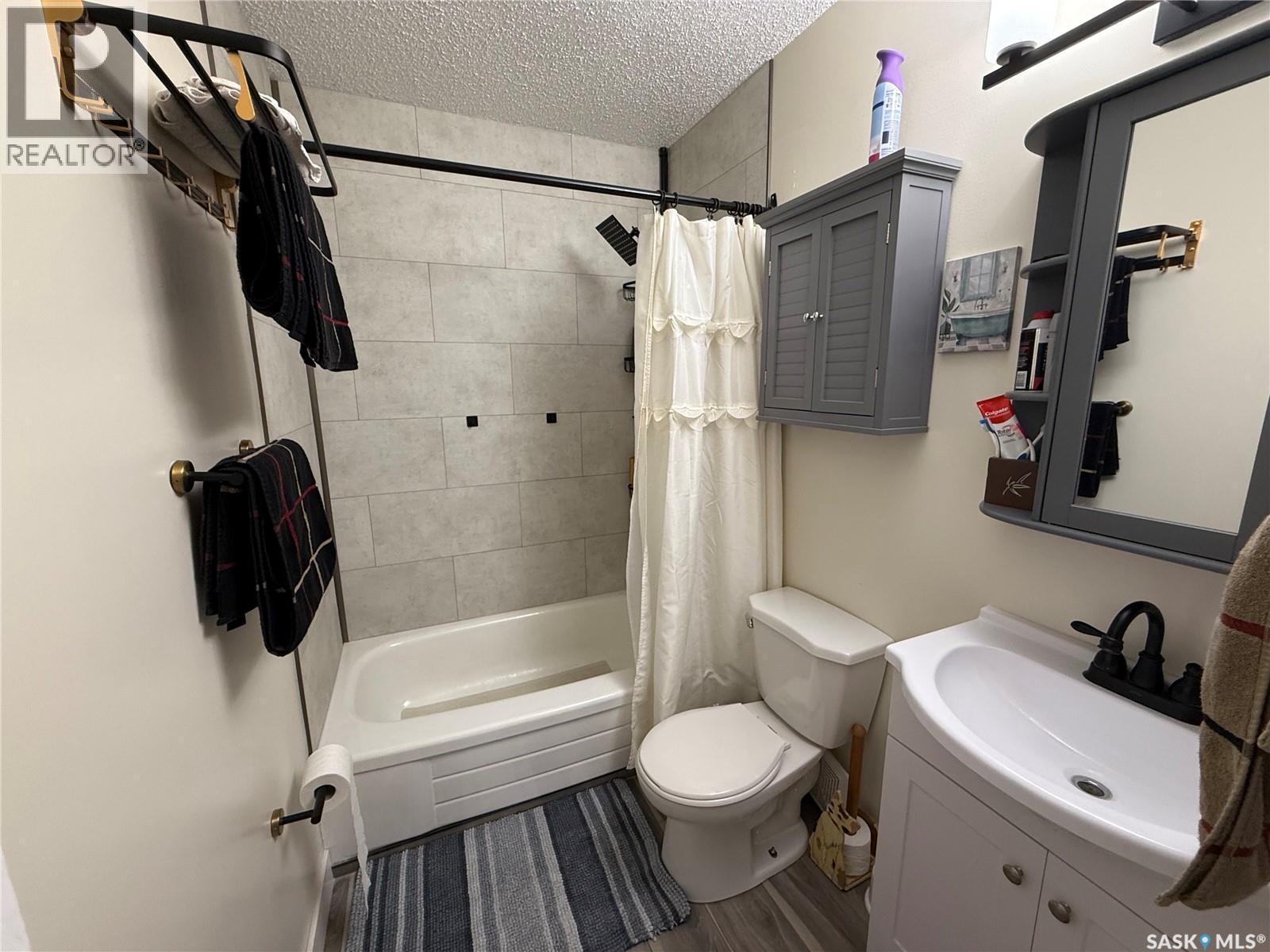 912 Larson Crescent, Eston, SK - Indoor Photo Showing Bathroom