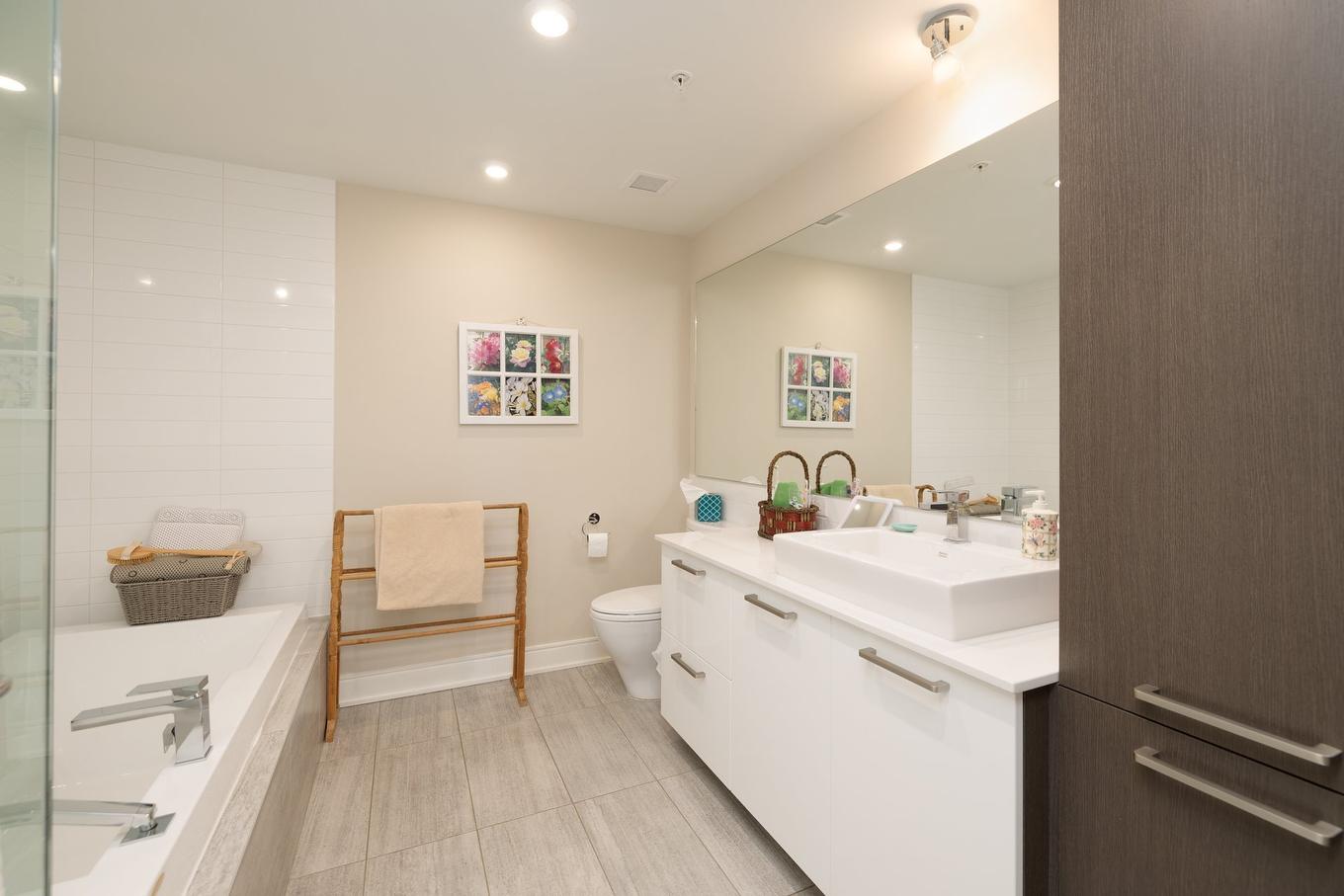 Salle de bains attenante à la CCP - 308-11 Av. Gendron, Pointe-Claire, QC - Indoor Photo Showing Bathroom