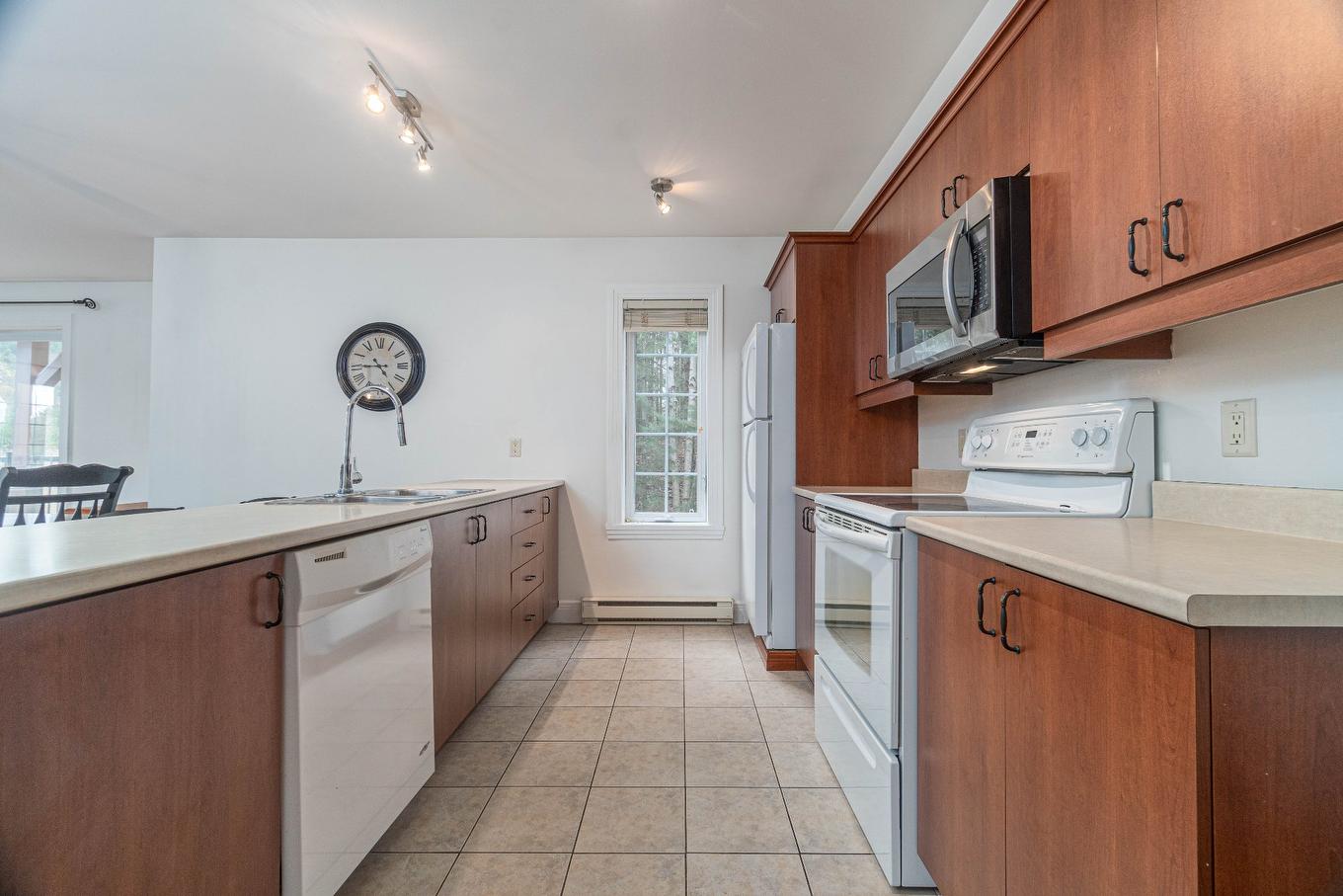 Kitchen - 205-145 Rue Du Ruisseau-Clair, Mont-Tremblant, QC - Indoor Photo Showing Kitchen