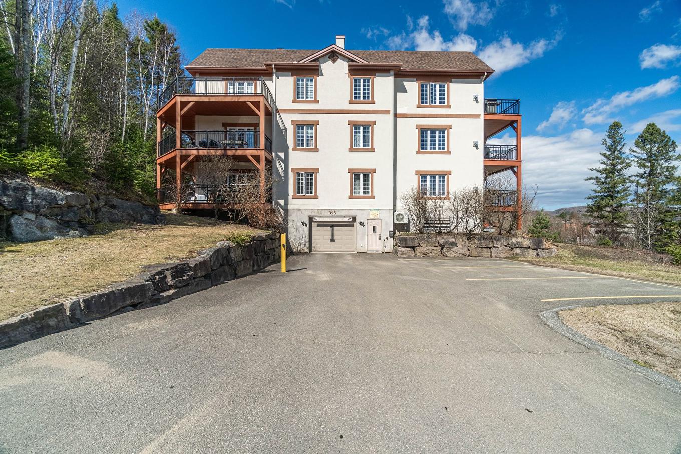 Garage - 205-145 Rue Du Ruisseau-Clair, Mont-Tremblant, QC - Outdoor