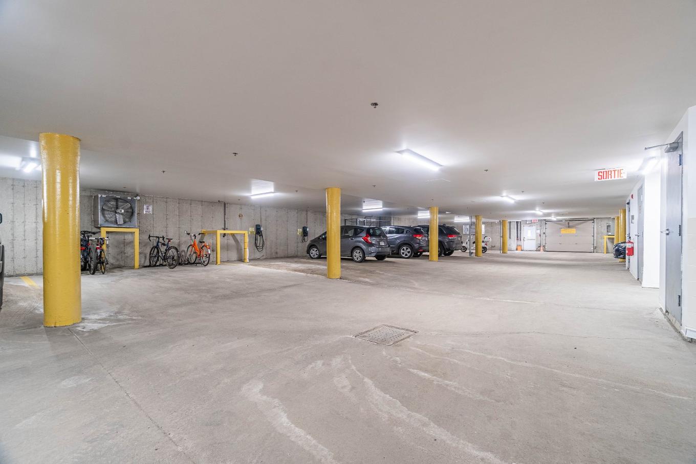 Garage - 205-145 Rue Du Ruisseau-Clair, Mont-Tremblant, QC - Indoor Photo Showing Garage