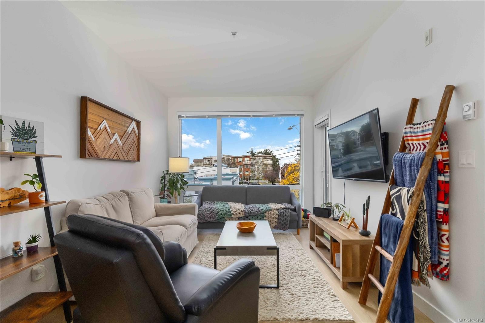 302-9864 Fourth St, Sidney, BC - Indoor Photo Showing Living Room
