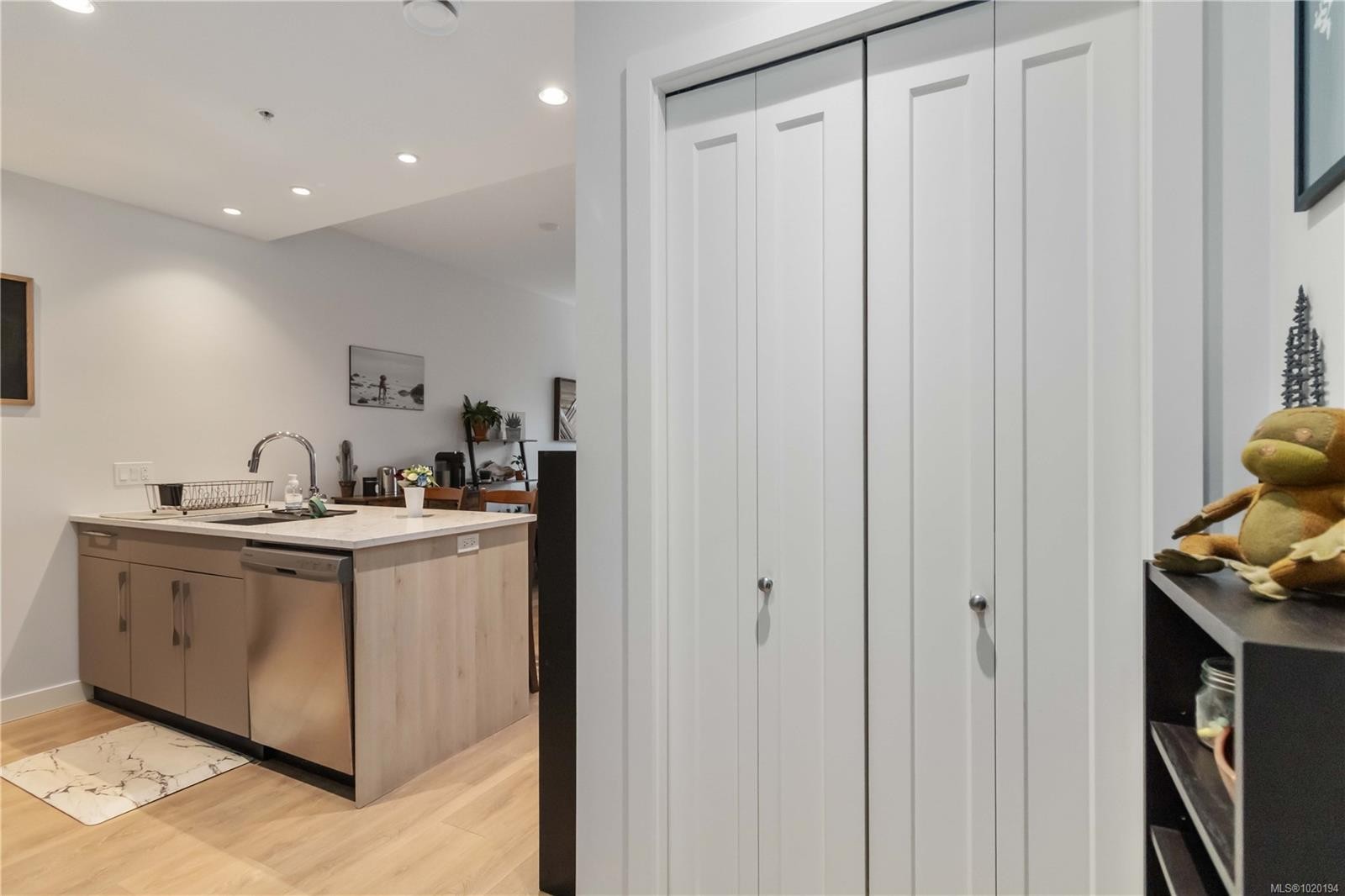 302-9864 Fourth St, Sidney, BC - Indoor