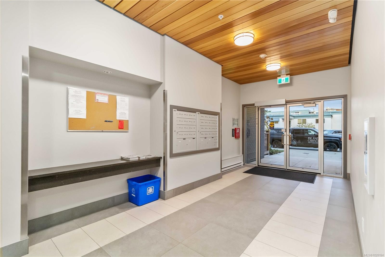 302-9864 Fourth St, Sidney, BC - Indoor Photo Showing Other Room