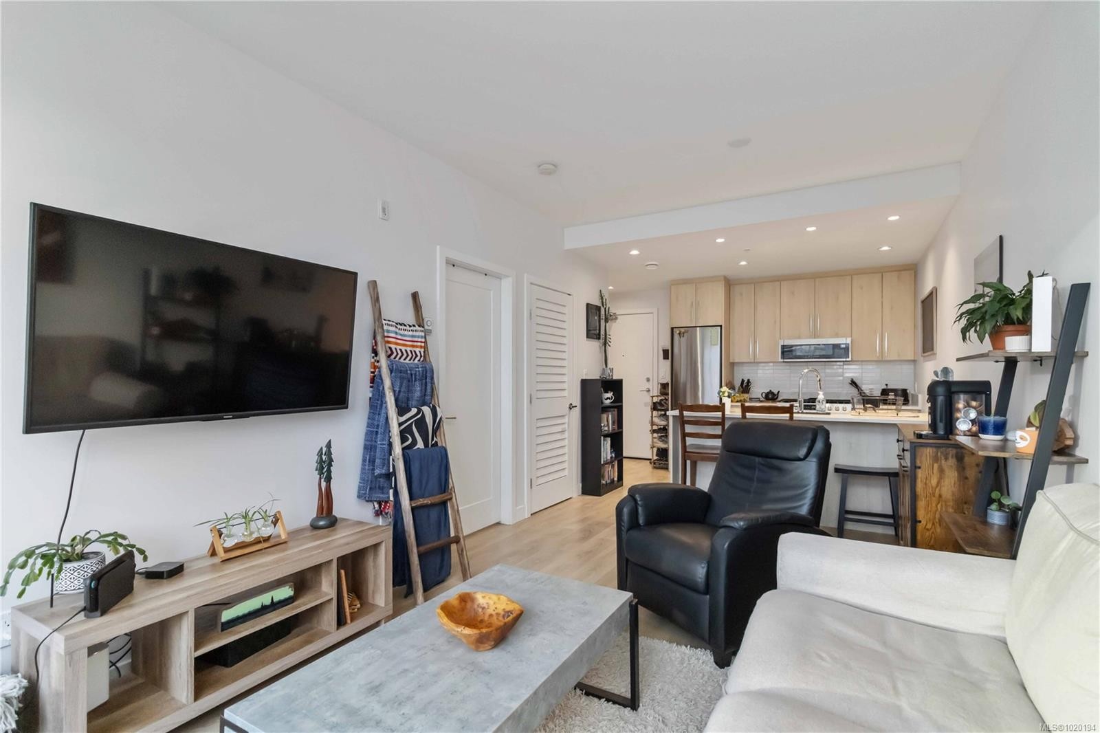 302-9864 Fourth St, Sidney, BC - Indoor Photo Showing Living Room