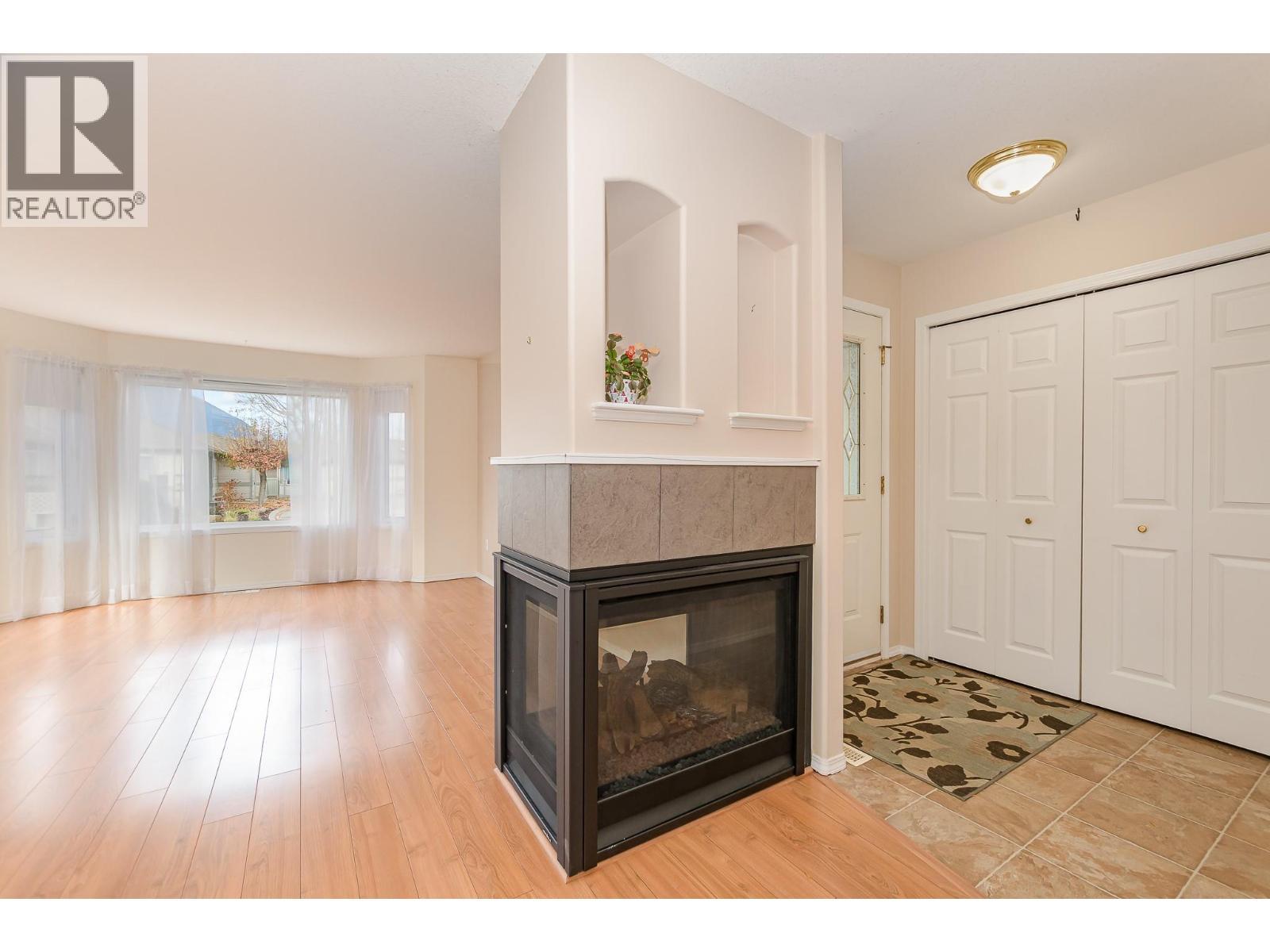 111 Harbourfront Drive Nw Unit# 47, Salmon Arm, BC - Indoor Photo Showing Living Room With Fireplace