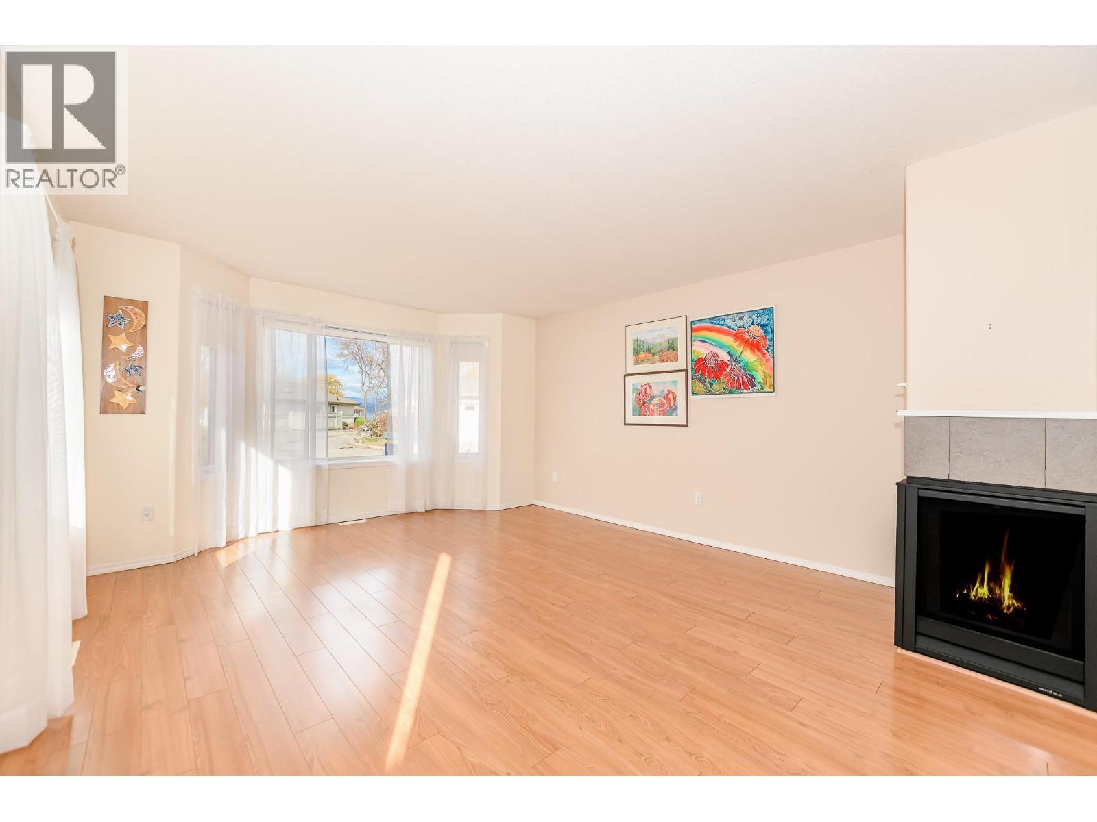 111 Harbourfront Drive Nw Unit# 47, Salmon Arm, BC - Indoor With Fireplace