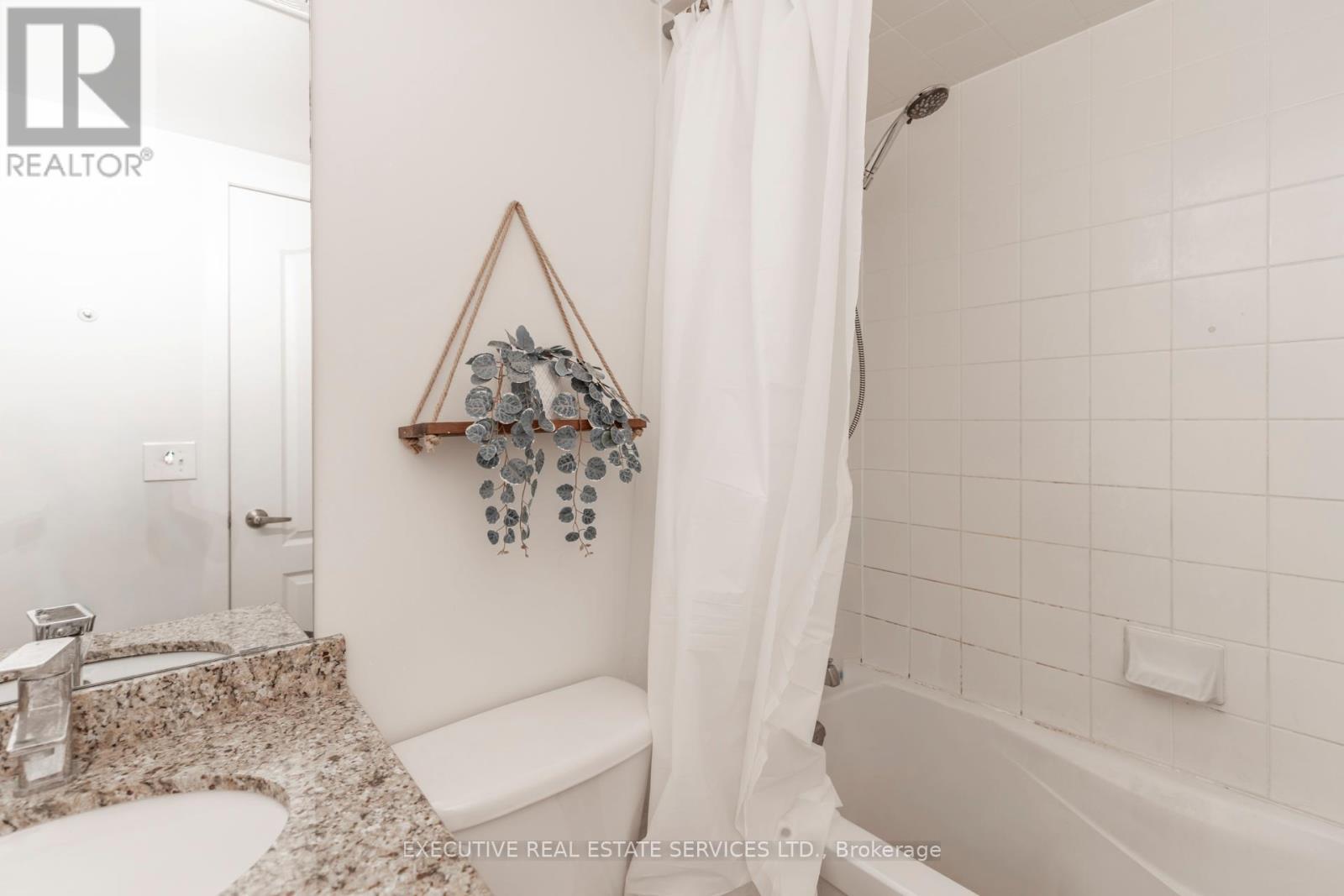 #203 - 4 Dayspring Circle, Brampton, ON - Indoor Photo Showing Bathroom