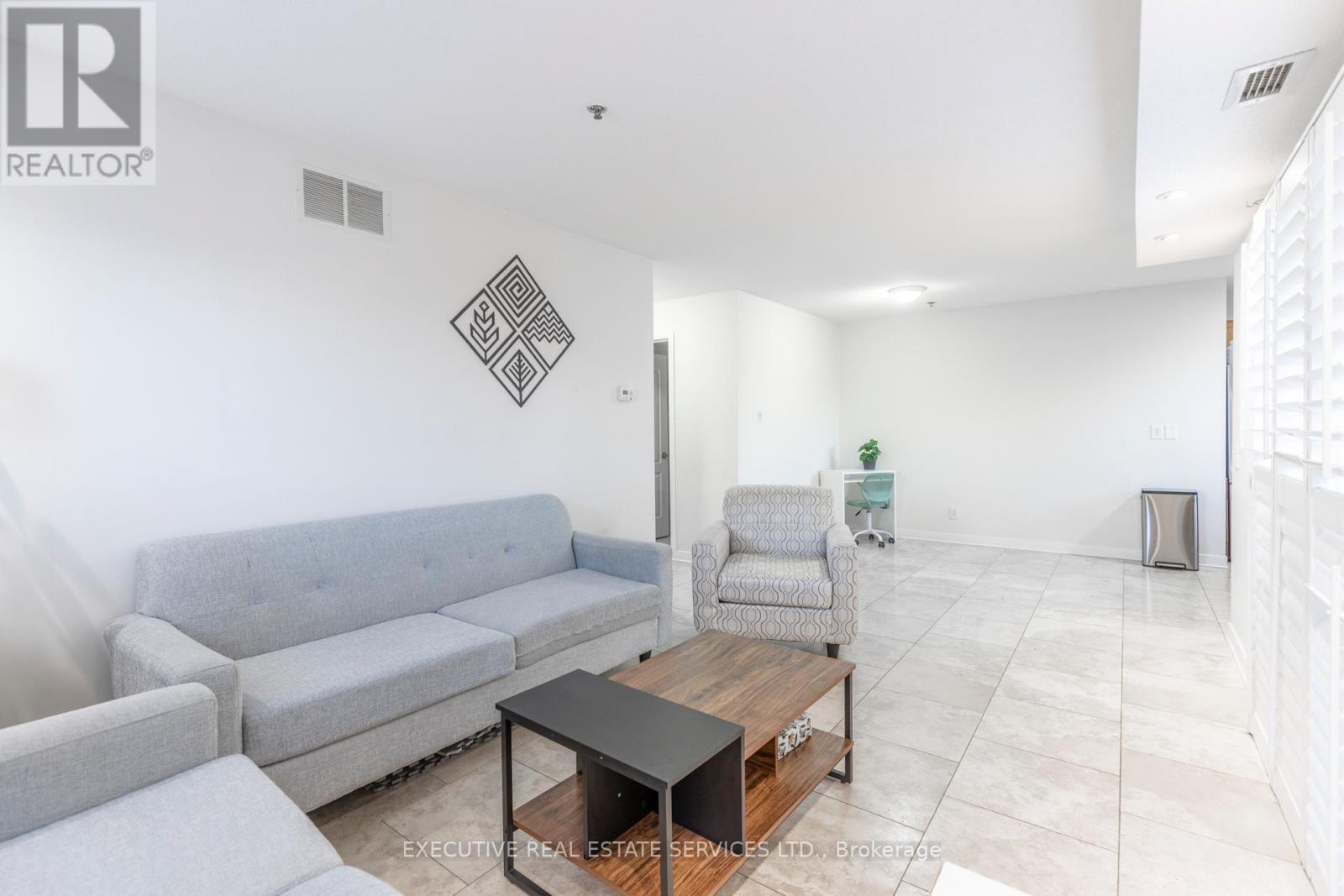 #203 - 4 Dayspring Circle, Brampton, ON - Indoor Photo Showing Living Room