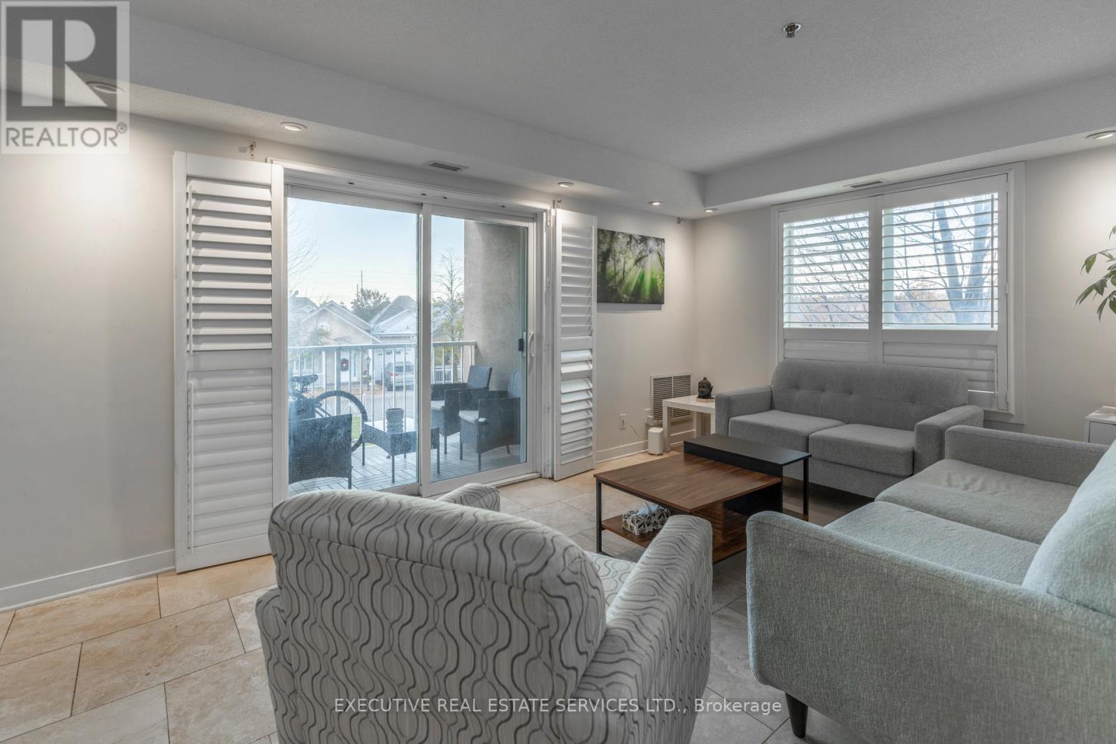 #203 - 4 Dayspring Circle, Brampton, ON - Indoor Photo Showing Living Room