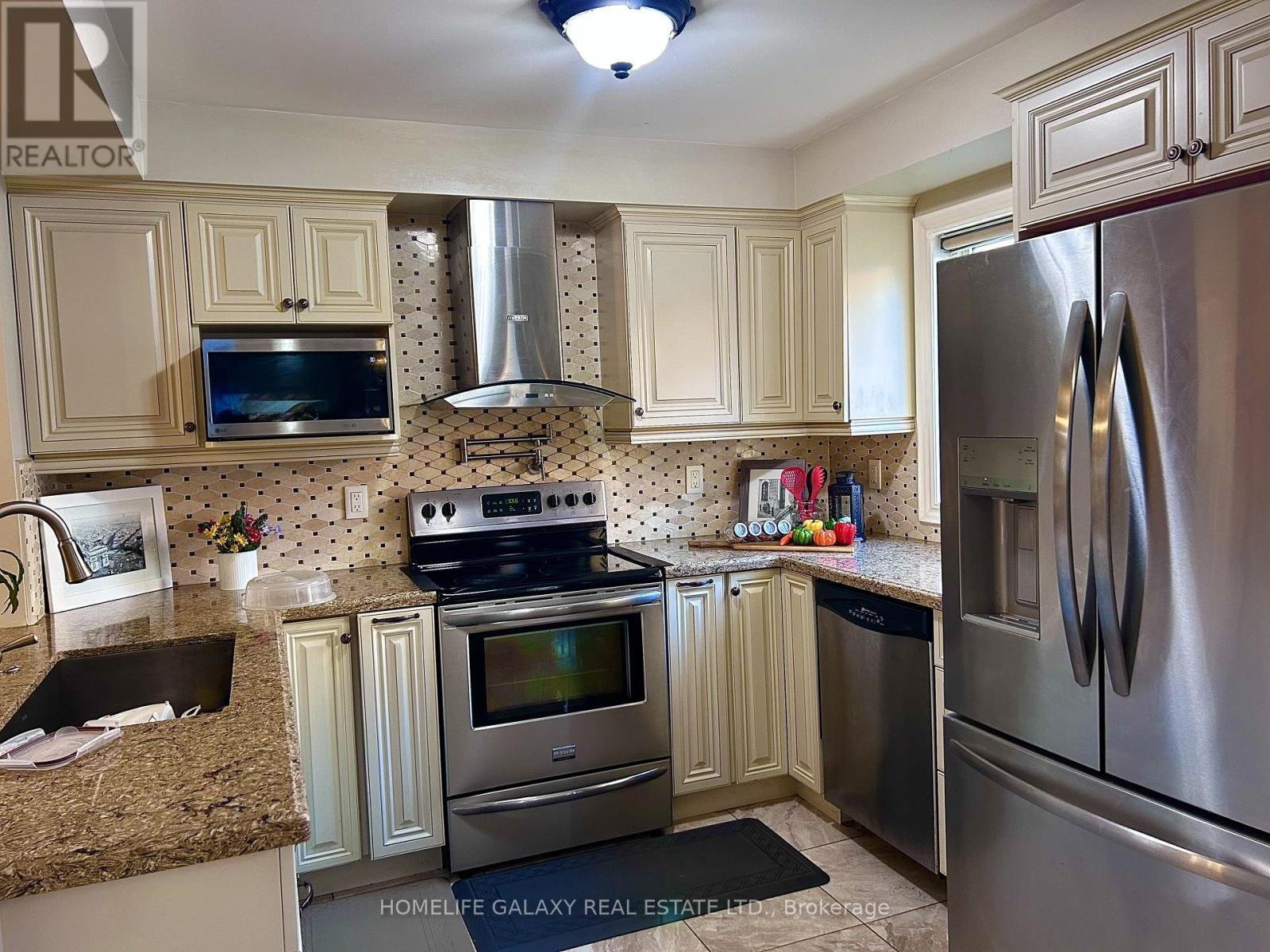 69 Crown Victoria Drive, Brampton, ON - Indoor Photo Showing Kitchen With Upgraded Kitchen