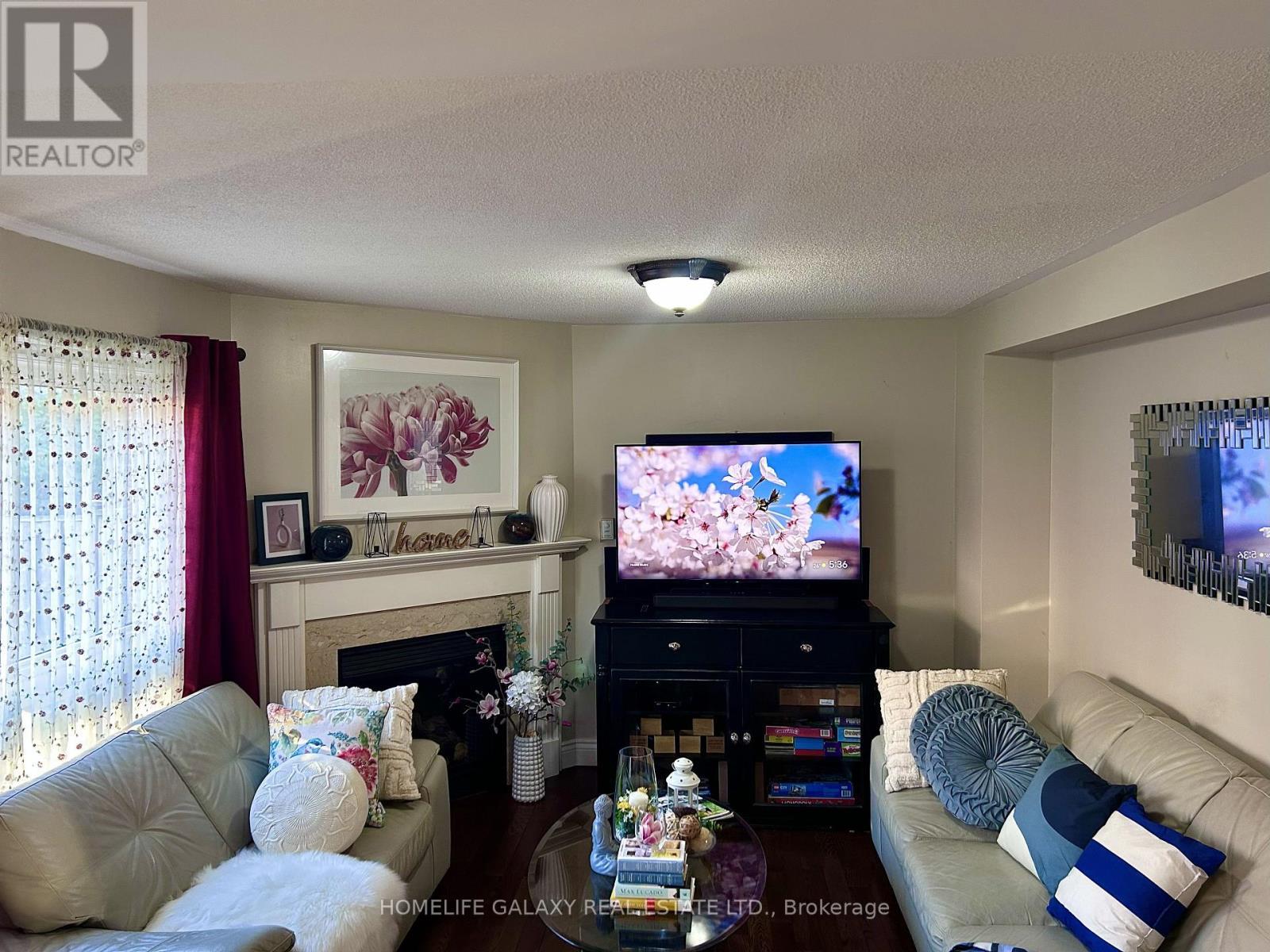 69 Crown Victoria Drive, Brampton, ON - Indoor Photo Showing Living Room