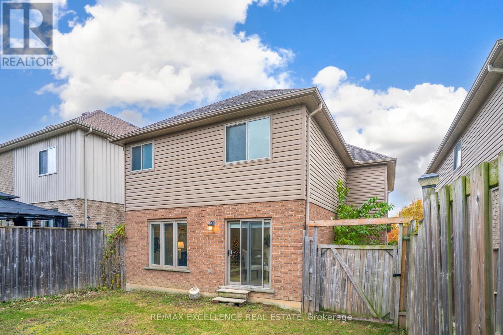 904 Frontenac Crescent, Woodstock, ON - Outdoor With Exterior