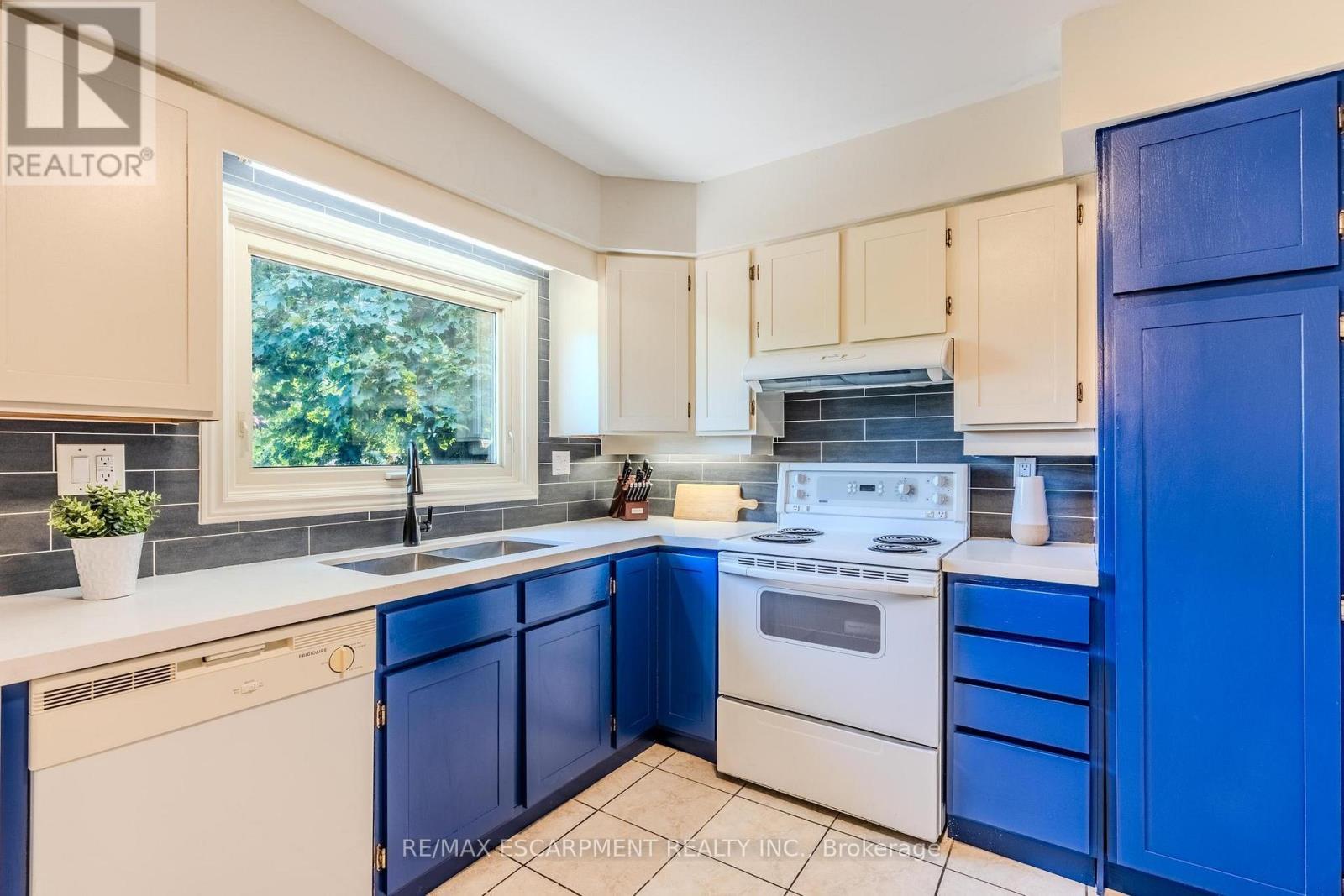 172 Hanover Place, Hamilton, ON - Indoor Photo Showing Kitchen With Double Sink