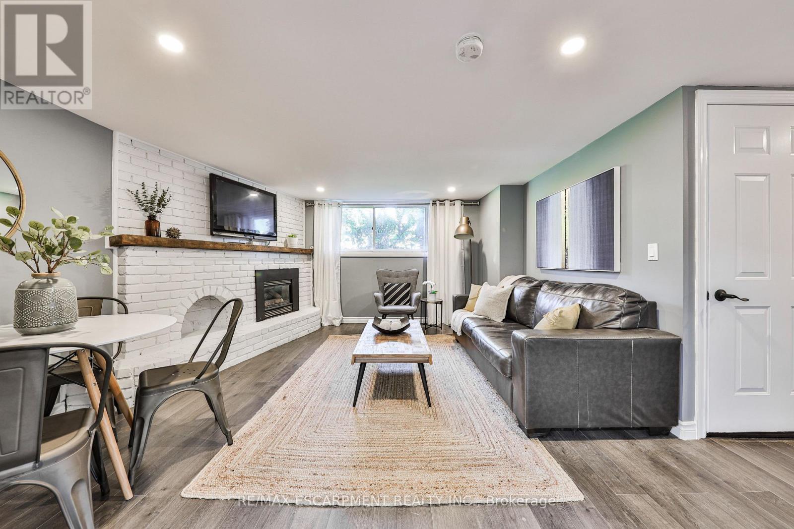 172 Hanover Place, Hamilton, ON - Indoor With Fireplace