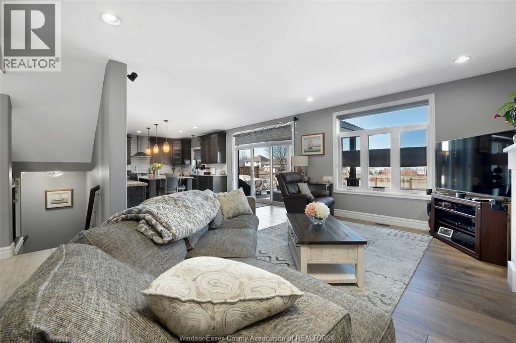 202 Summer Street, Lakeshore, ON - Indoor Photo Showing Living Room