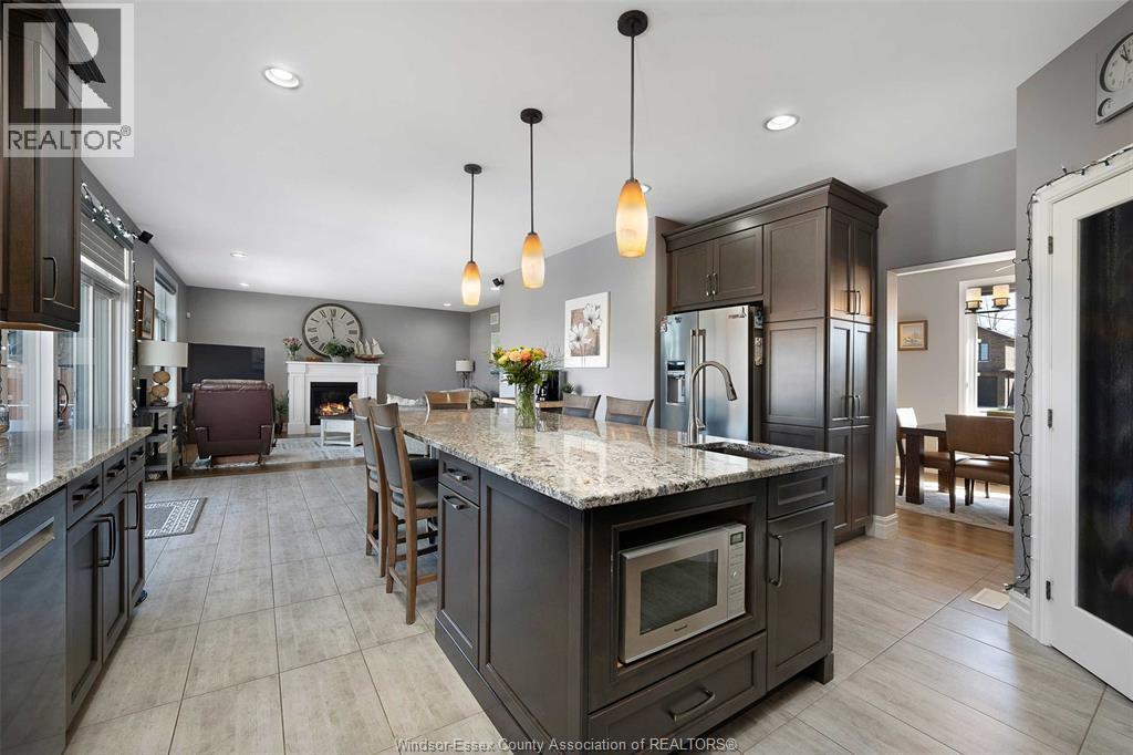 202 Summer Street, Lakeshore, ON - Indoor Photo Showing Kitchen With Upgraded Kitchen