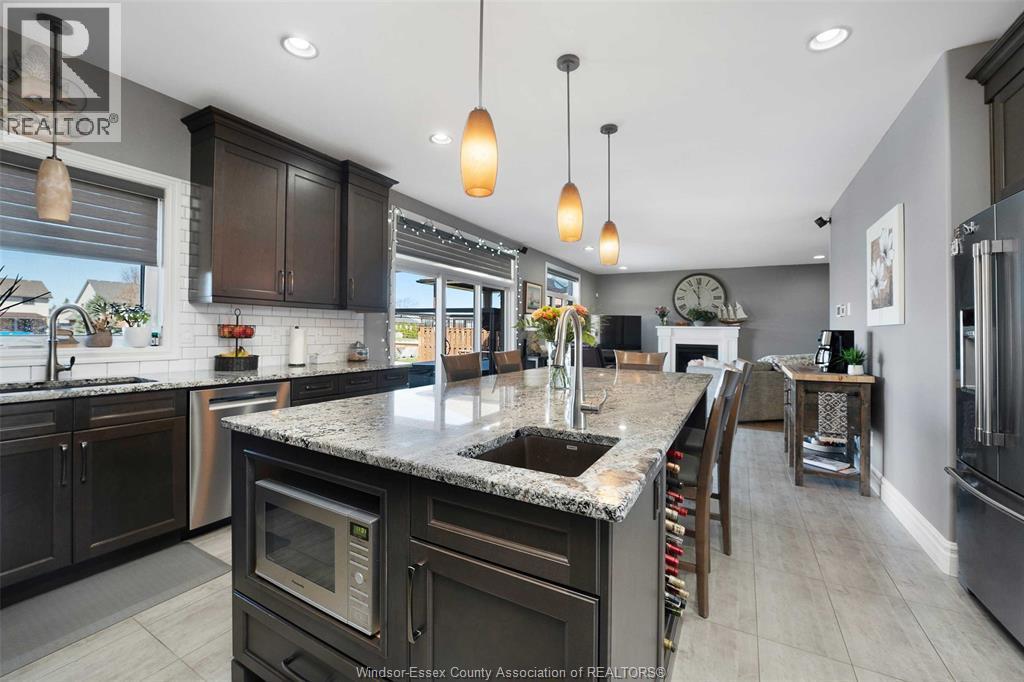 202 Summer Street, Lakeshore, ON - Indoor Photo Showing Kitchen With Upgraded Kitchen
