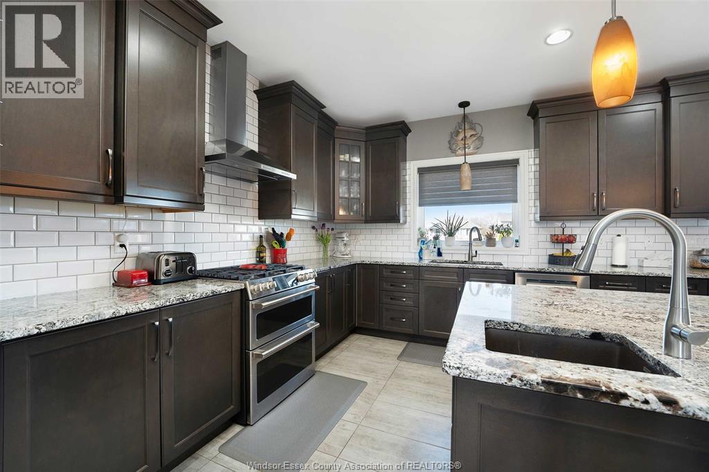 202 Summer Street, Lakeshore, ON - Indoor Photo Showing Kitchen With Upgraded Kitchen