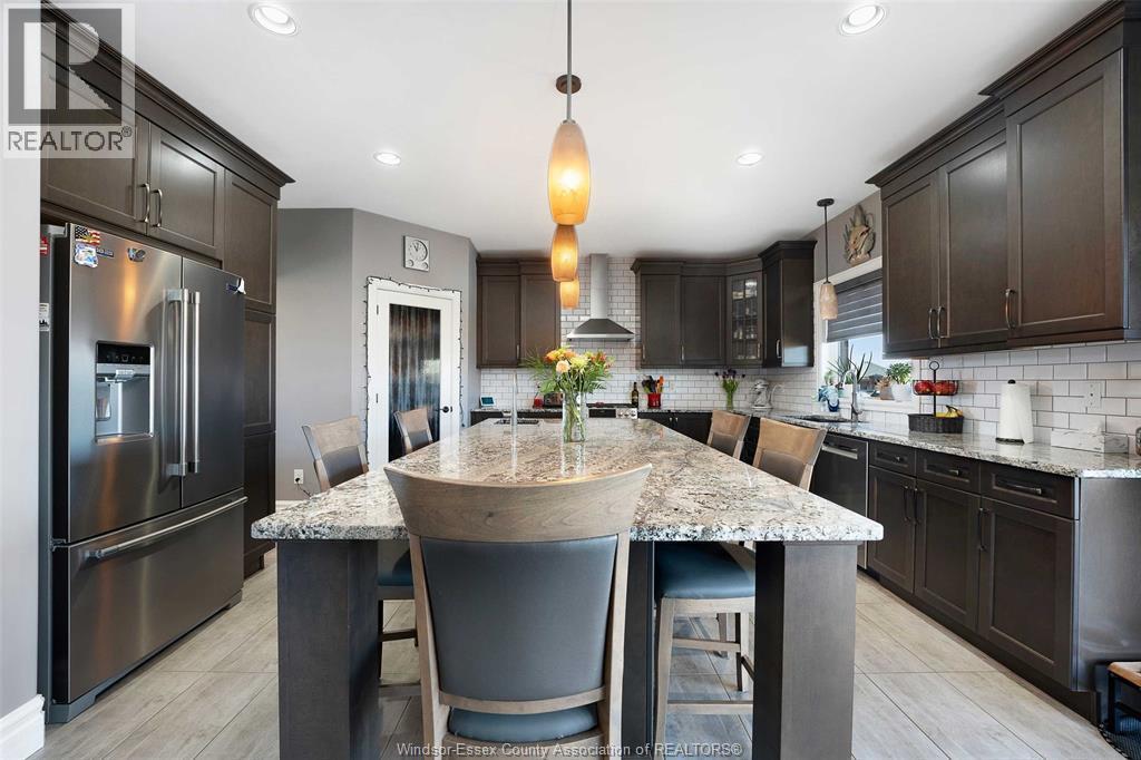202 Summer Street, Lakeshore, ON - Indoor Photo Showing Kitchen With Upgraded Kitchen