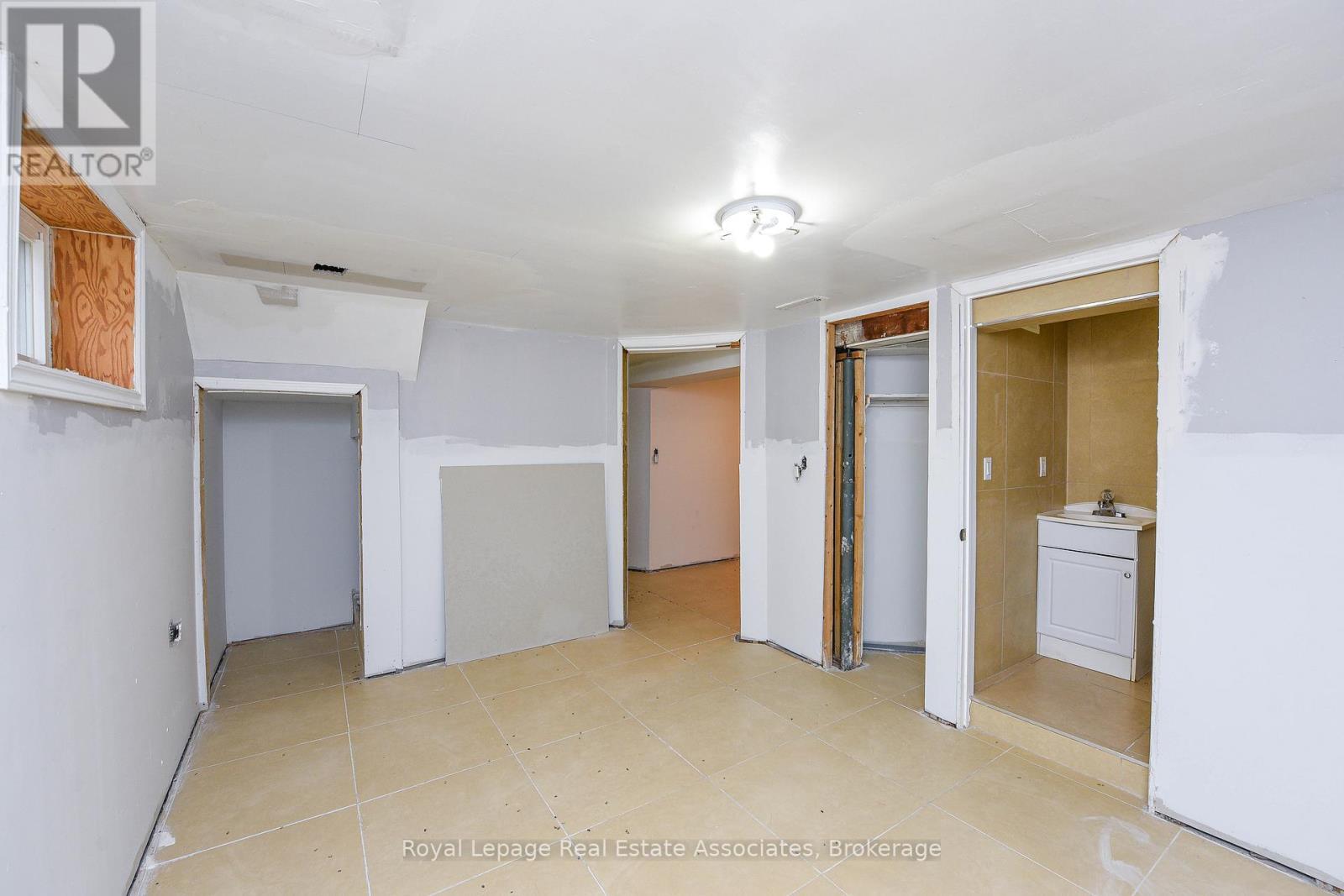 1561 Hurontario Street, Mississauga, ON