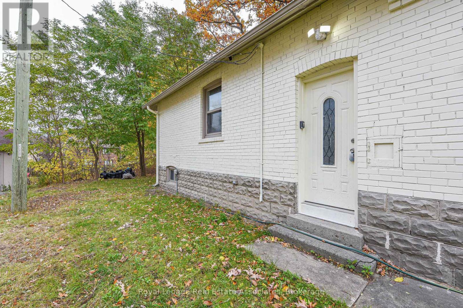 1561 Hurontario Street, Mississauga, ON