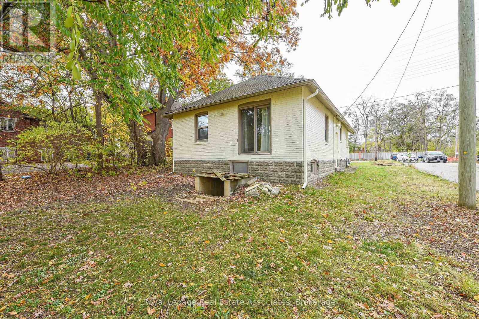 1561 Hurontario Street, Mississauga, ON