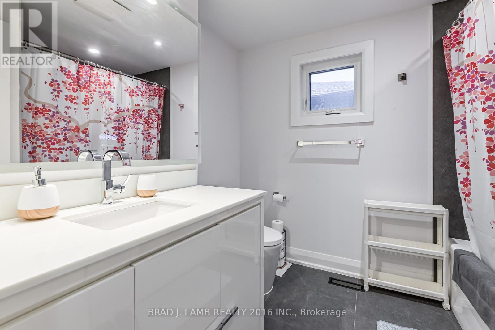 Bed 2 - 54 Campbell Avenue, Vaughan, ON - Indoor Photo Showing Bathroom