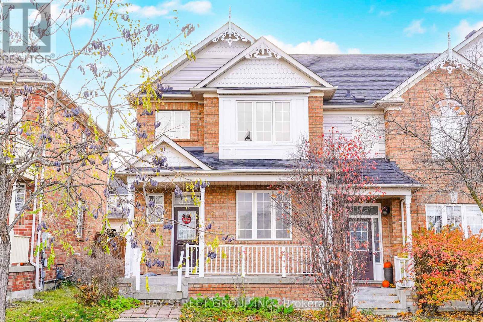 407 Hollandview Trail, Aurora, ON - Outdoor With Facade