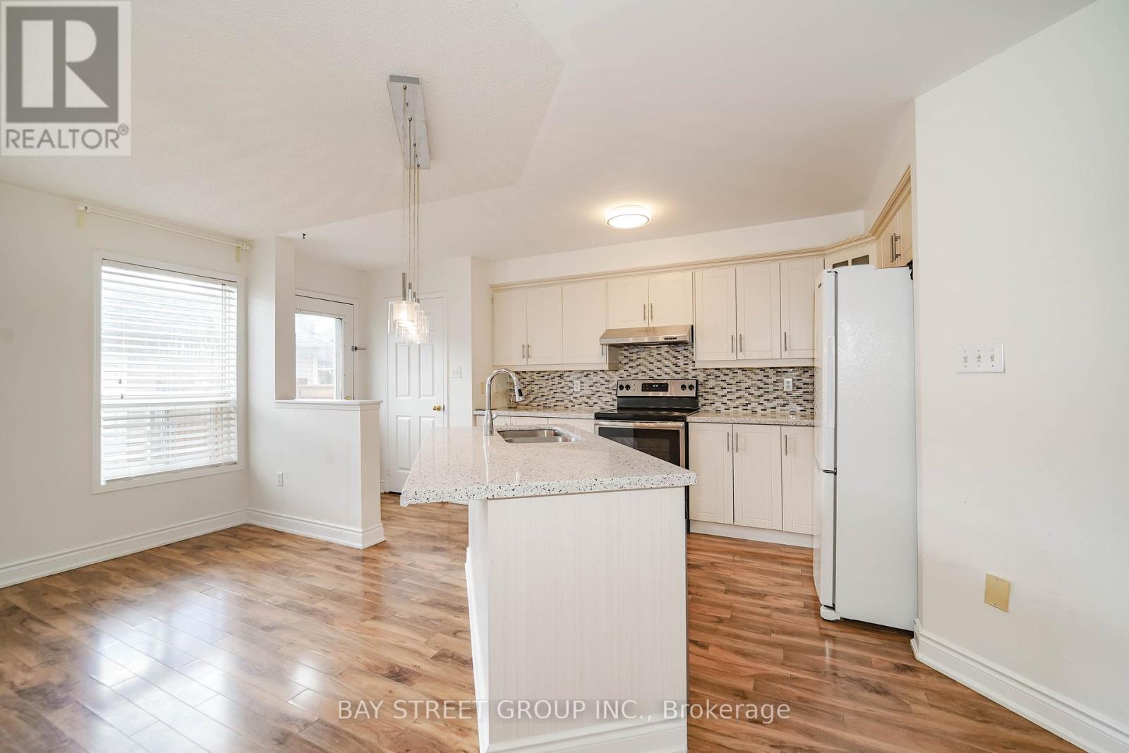 407 Hollandview Trail, Aurora, ON - Indoor Photo Showing Kitchen With Double Sink