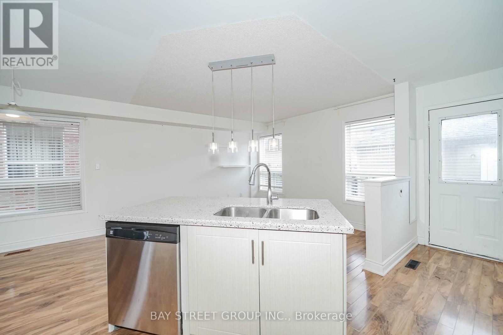 407 Hollandview Trail, Aurora, ON - Indoor Photo Showing Kitchen With Double Sink