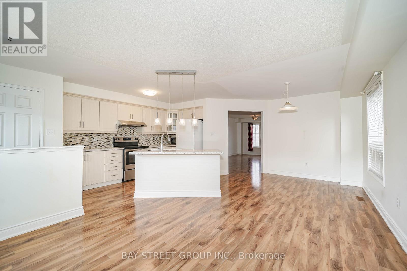 407 Hollandview Trail, Aurora, ON - Indoor Photo Showing Kitchen With Upgraded Kitchen