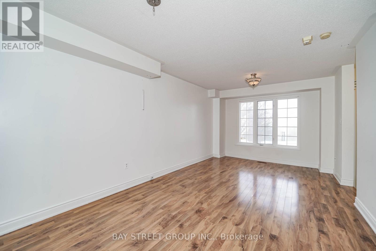 407 Hollandview Trail, Aurora, ON - Indoor Photo Showing Other Room