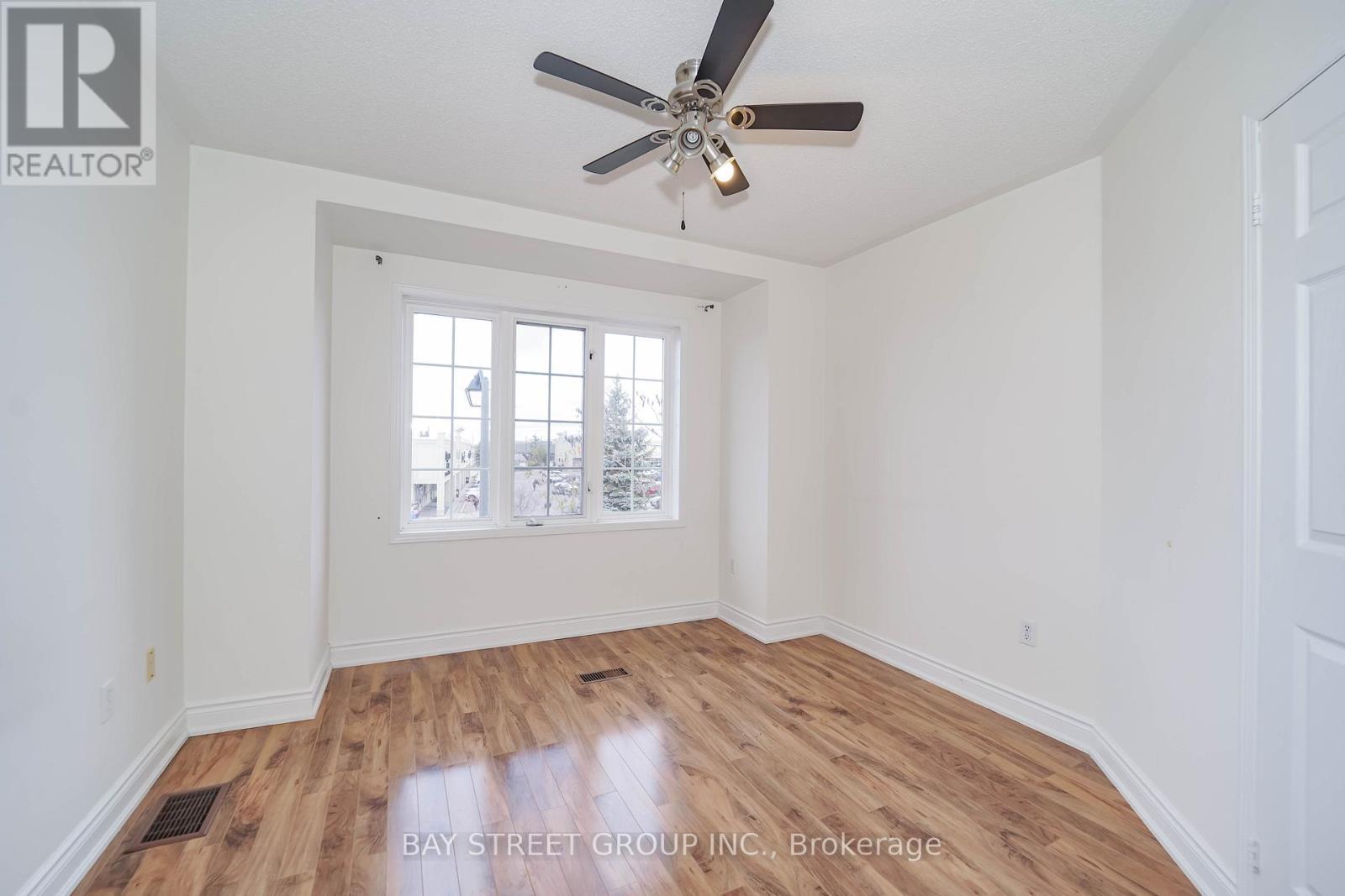 407 Hollandview Trail, Aurora, ON - Indoor Photo Showing Other Room