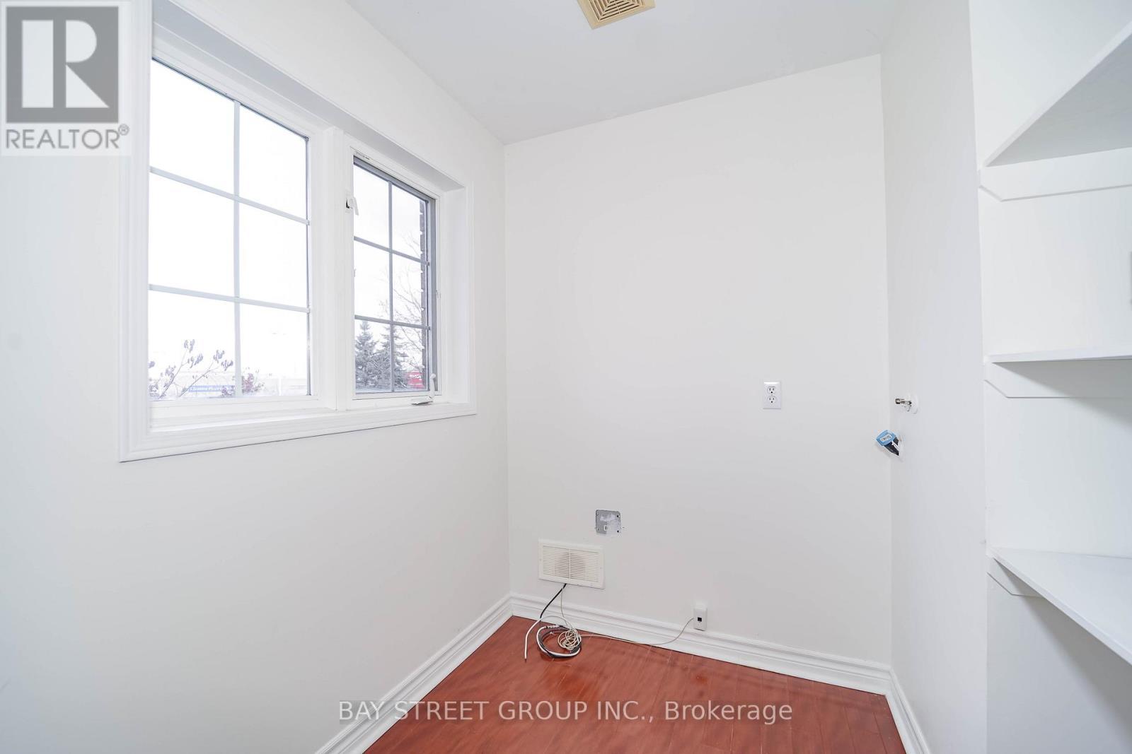 407 Hollandview Trail, Aurora, ON - Indoor Photo Showing Other Room