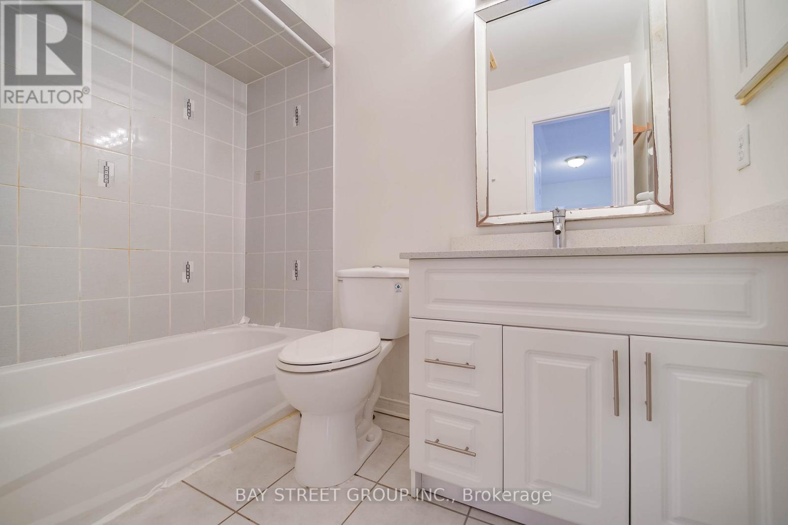 407 Hollandview Trail, Aurora, ON - Indoor Photo Showing Bathroom