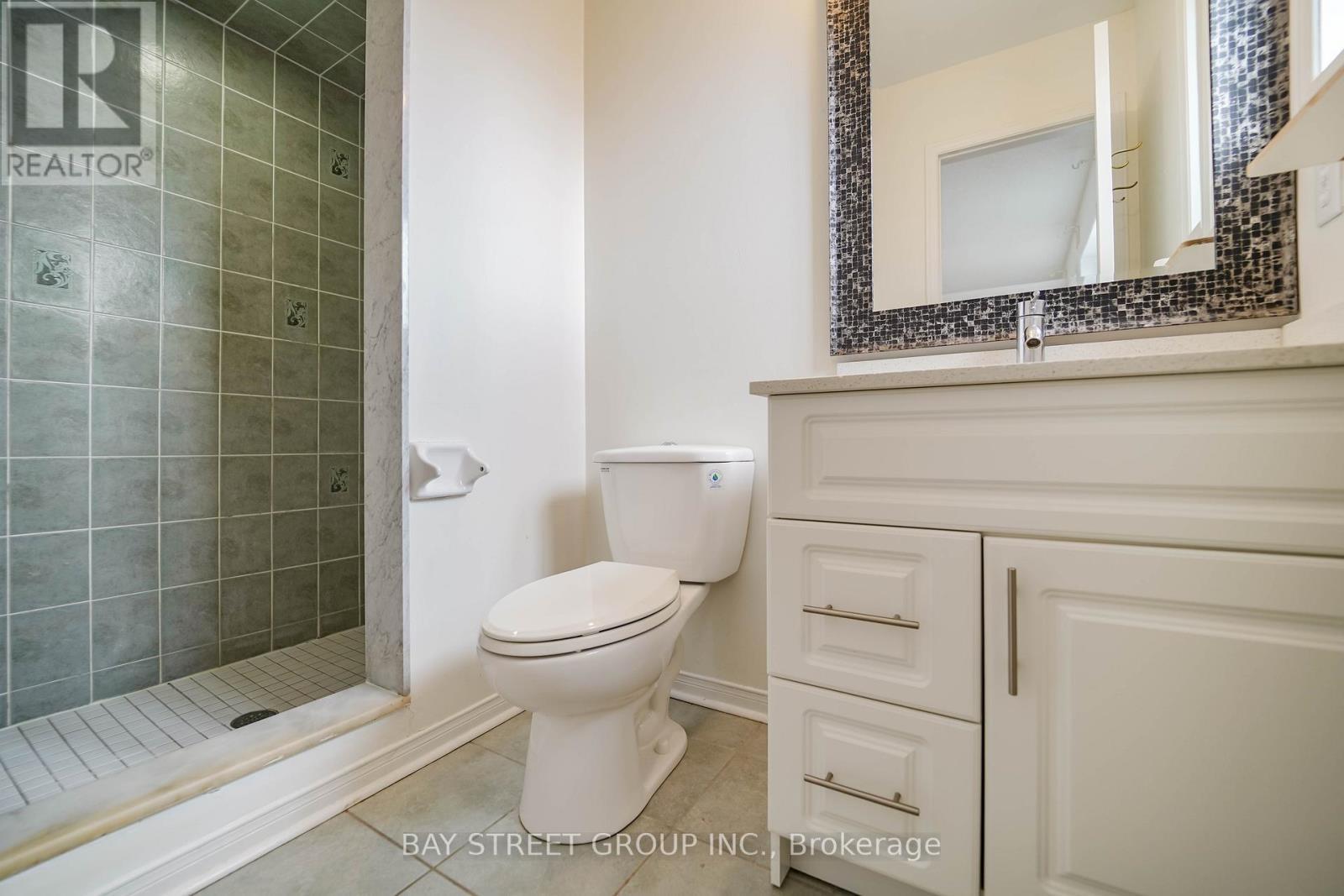 407 Hollandview Trail, Aurora, ON - Indoor Photo Showing Bathroom