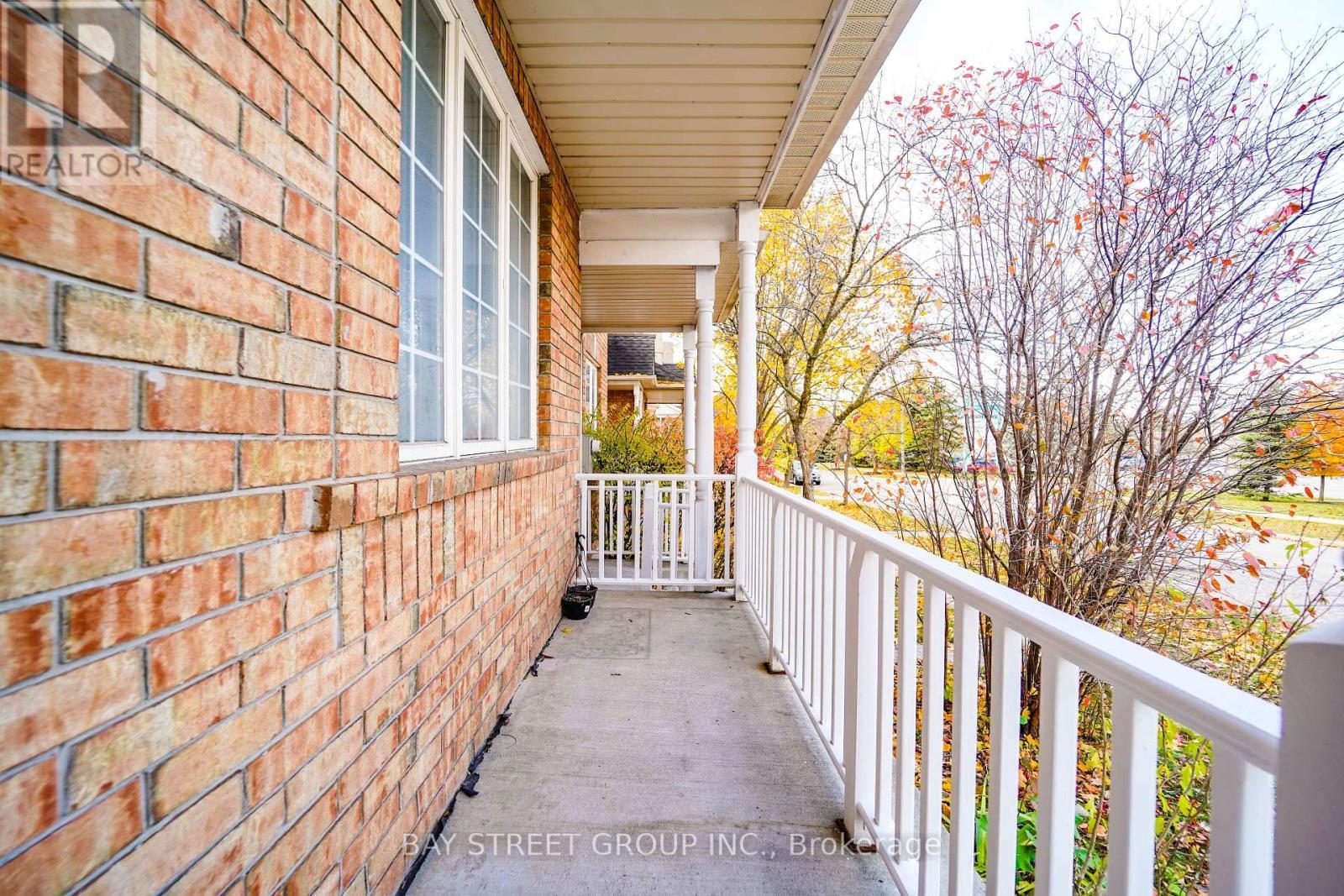 407 Hollandview Trail, Aurora, ON - Outdoor